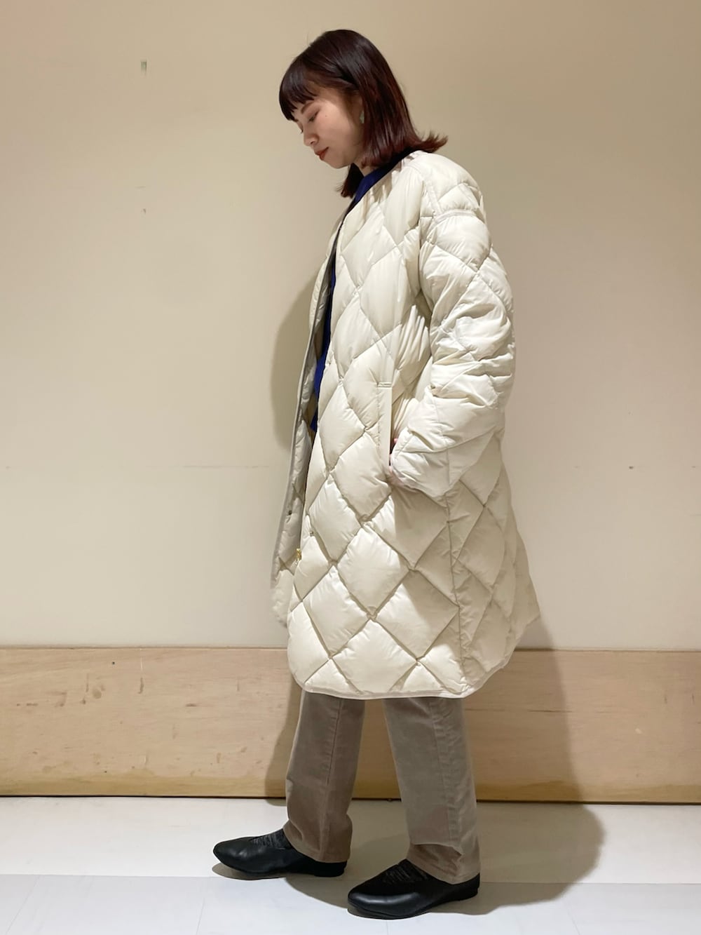 「URBAN RESEARCH DOORS、URBAN RESEARCH DOORS WOMENS、アーバンリサーチドアーズ、ブルー、ブルーニット、キルトコート、ダウンコート、ライトダウン、イージーパンツ、コーデュロイ、コーデュロイパンツ」｜「URBAN RESEARCH DOORSのハミルトンウールボートネックプルオーバー（ニット/セーター、ブルー系）」を使った、ホンダ マユさん（レディース・152cm）の冬コーディネートの2枚目の写真