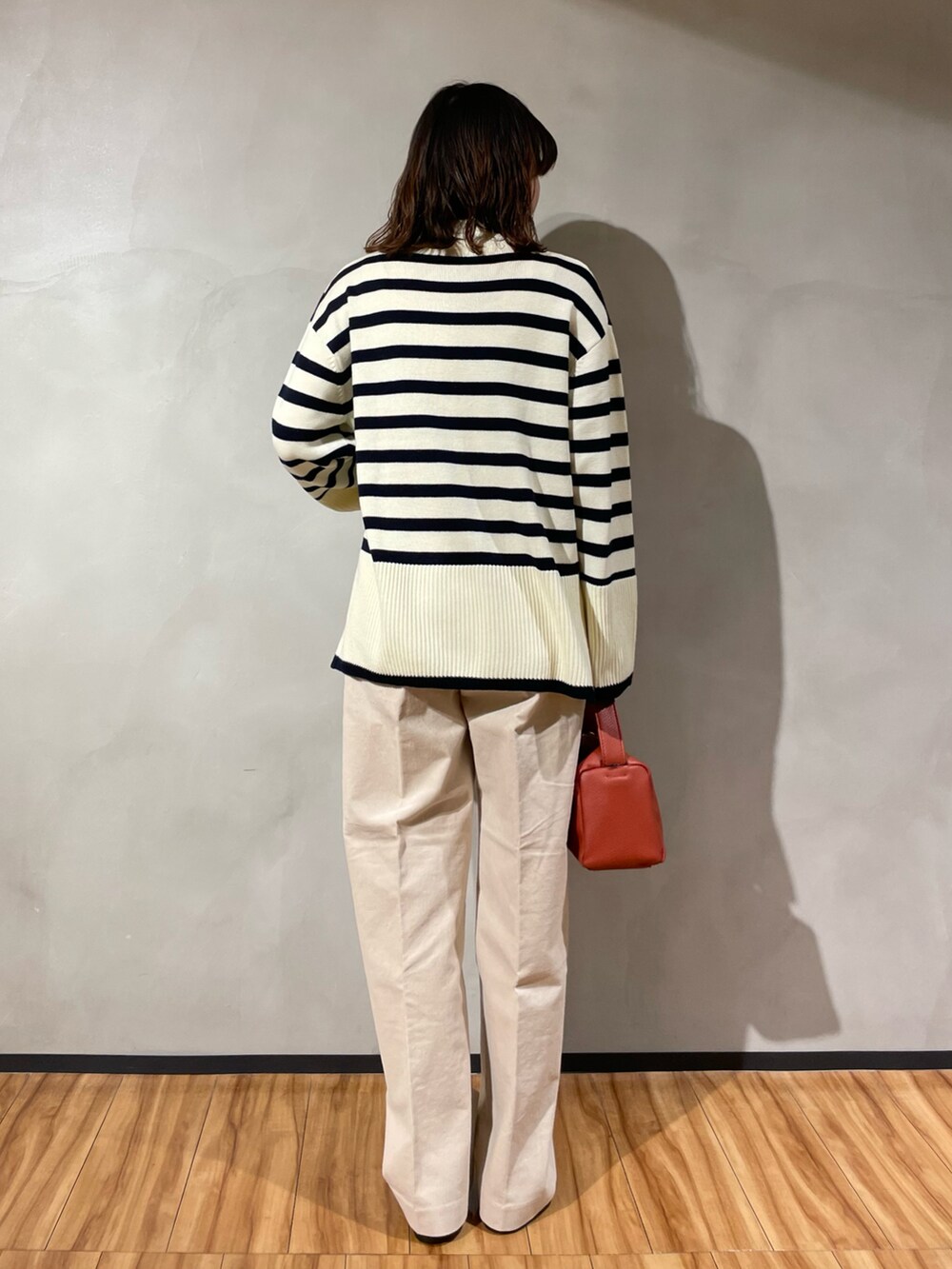 「URBAN RESEARCH DOORS、URBAN RESEARCH、URBAN RESEARCH DOORS WOMENS、アーバンリサーチドアーズ、FORK&SPOON、ボーダー、ボーダーニット、コーデュロイ、コーデュロイパンツ、楽チン、低身長、あったかコーデ、152cm、152cmコーデ」｜「URBAN RESEARCH DOORSのコーデュロイストレートトラウザー（その他パンツ、ホワイト系）」を使った、ホンダ マユさん（レディース・152cm）の秋コーディネートの4枚目の写真