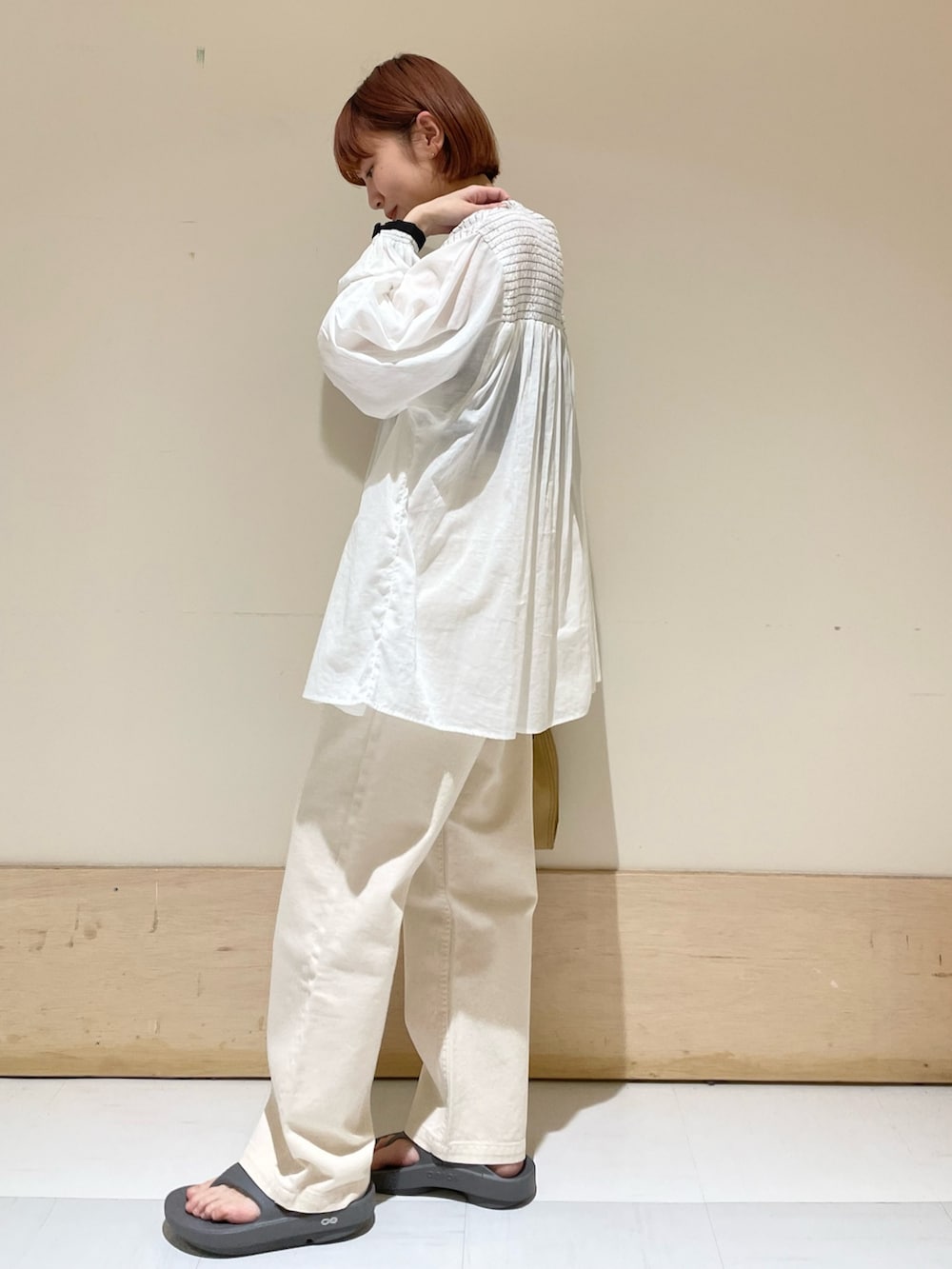 グレー系のサンダル、イエロー系のトートバッグ、ホワイト系のシャツ/ブラウスを着用したレディースの春コーディネートの7枚目の写真