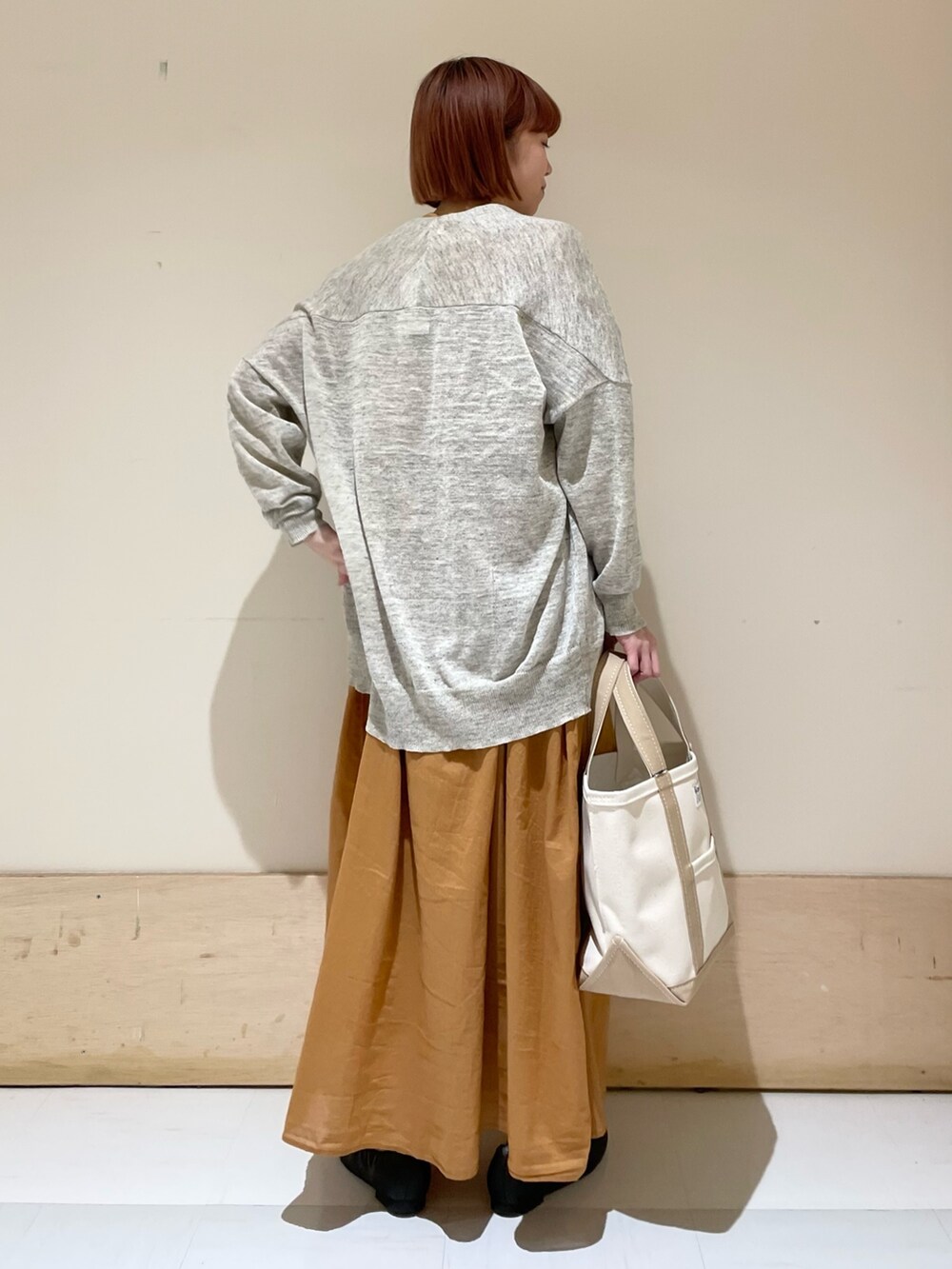 「URBAN RESEARCH DOORS、URBAN RESEARCH DOORS WOMENS、アーバンリサーチドアーズ、orcival、カーディガン、リネン、ワンピース、ギャザーワンピース、トートバッグ、ビッグシルエット、休日スタイル、春夏コーデ、初夏コーデ、バレエシューズ、低身長」|「URBAN RESEARCH DOORSのコットンボイルハーフスリーブワンピース(ワンピース、ブラウン系)」を使った、ホンダ マユさん(レディース・152cm)の春コーディネートの8枚目の写真