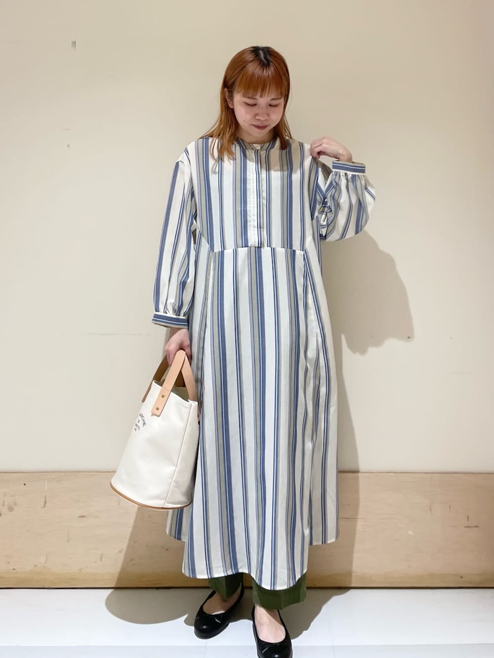 ブルー系のワンピース、ホワイト系のトートバッグ、グリーン系のその他パンツを着用したレディースの春コーディネートの3枚目の写真