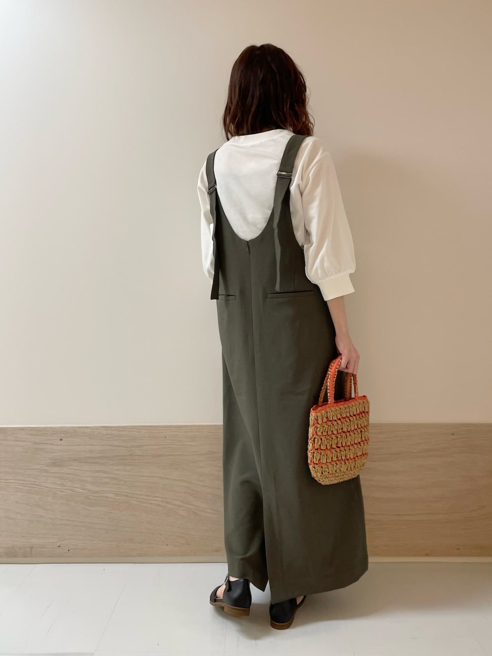「URBAN RESEARCH DOORS、URBAN RESEARCH DOORS WOMENS、アーバンリサーチドアーズ、FORK&SPOON、ジャンスカ、ジャンパースカート、きれいめカジュアル、春夏コーデ、お出かけコーデ、休日スタイル、低身長コーデ、骨格ストレート、デートコーデ、シンプルコーデ、楽ちんコーデ」｜「FORK&SPOONのFORK&SPOON　ハイツイストコットンギャザースリーブTシャツ（Tシャツ/カットソー、ホワイト系）」を使った、ホンダ マユさん（レディース・152cm）の春コーディネートの8枚目の写真