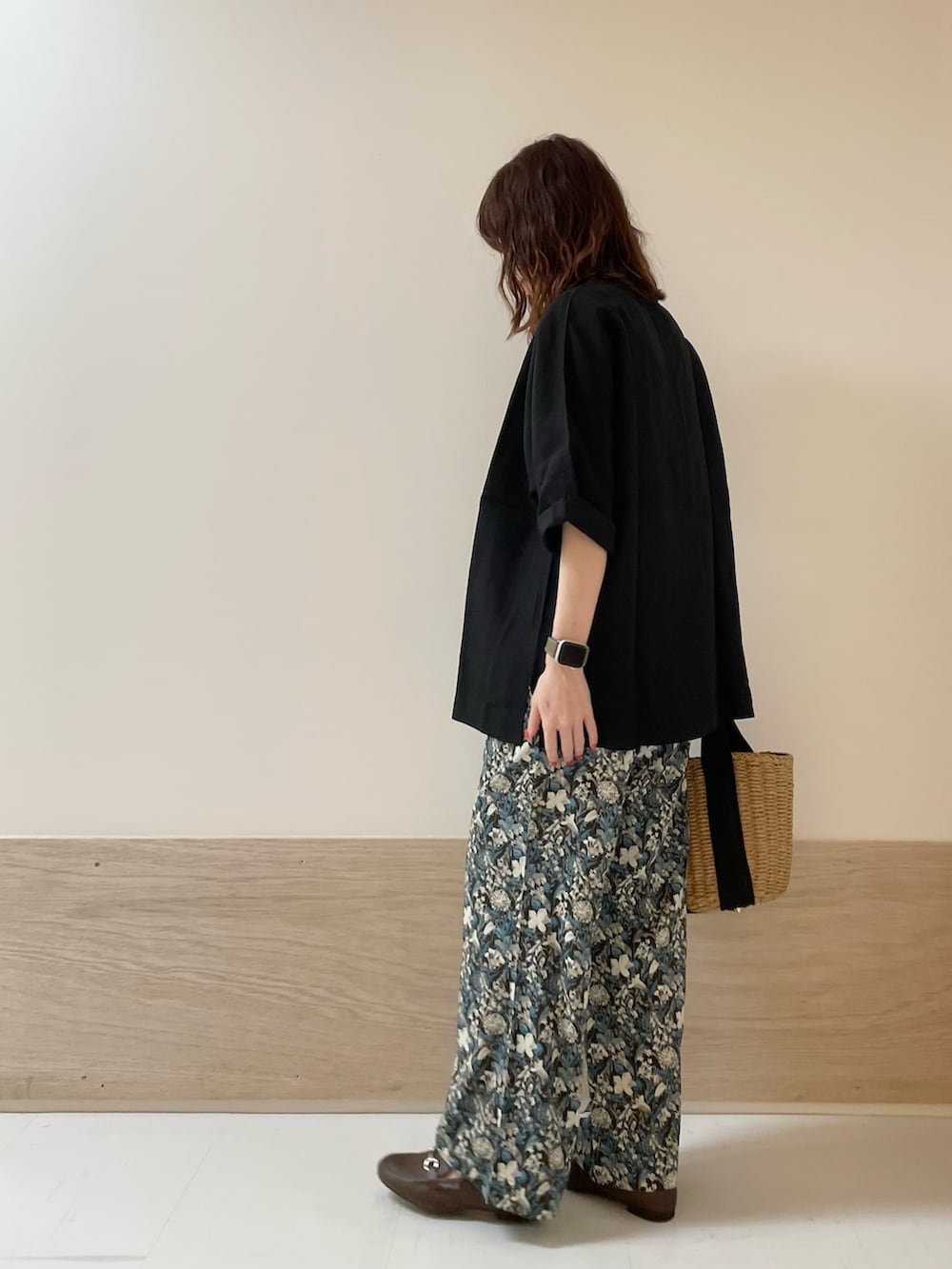 「URBAN RESEARCH DOORS、URBAN RESEARCH DOORS WOMENS、アーバンリサーチドアーズ、リネン、リネンブラウス、花柄、花柄パンツ、イージーパンツ、きれいめカジュアル、シンプルコーデ、春夏コーデ、お出かけコーデ、休日スタイル、骨格ストレート、低身長コーデ」｜「FORK&SPOONのFORK&SPOON　リネン混ショートスリーブプルオーバー（Tシャツ/カットソー、ブラック系）」を使った、ホンダ マユさん（レディース・152cm）の春コーディネートの6枚目の写真