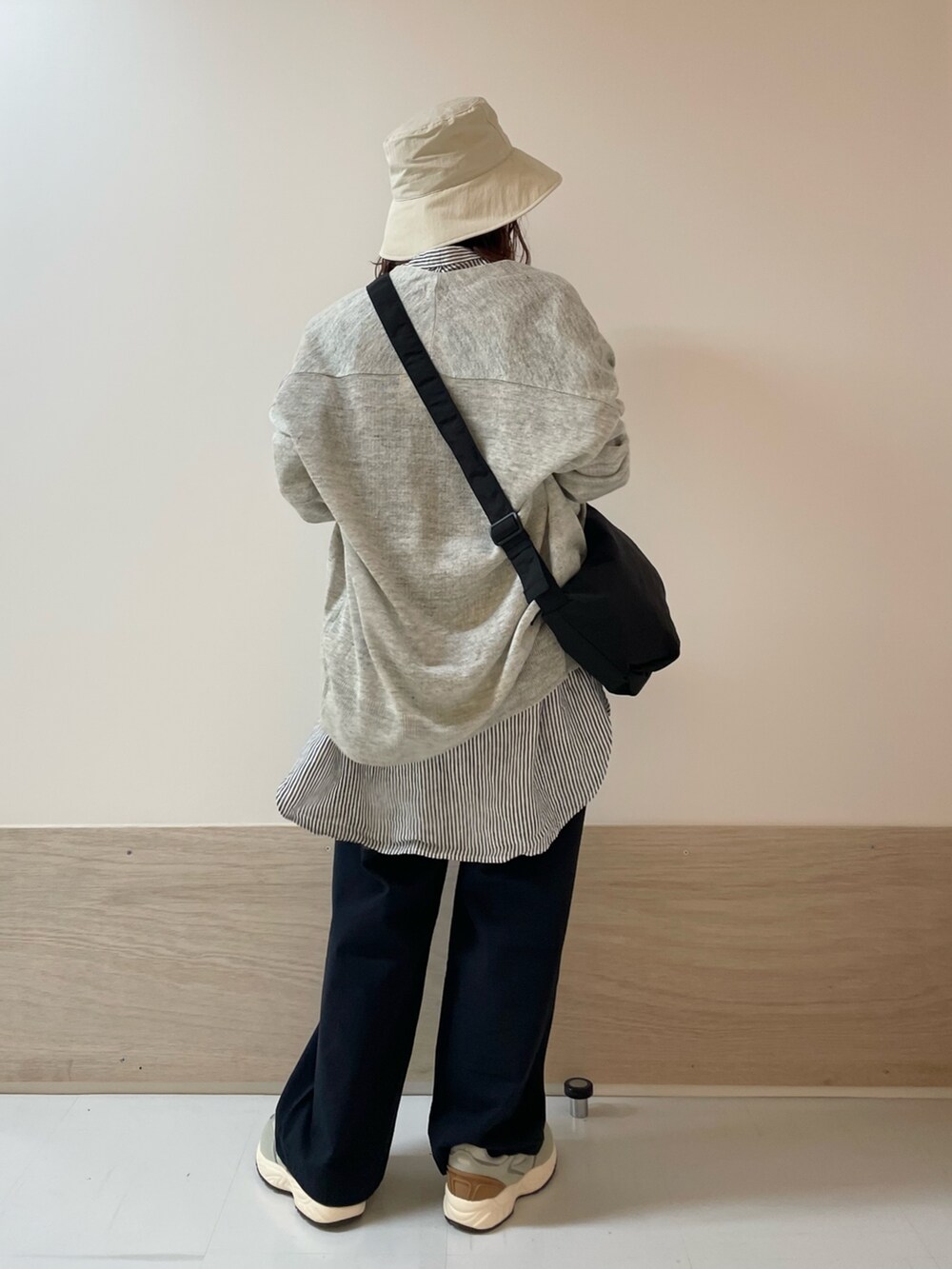 ブルー系のその他パンツ、グレー系のスニーカー、ブラック系のショルダーバッグを着用したレディースの春コーディネートの7枚目の写真