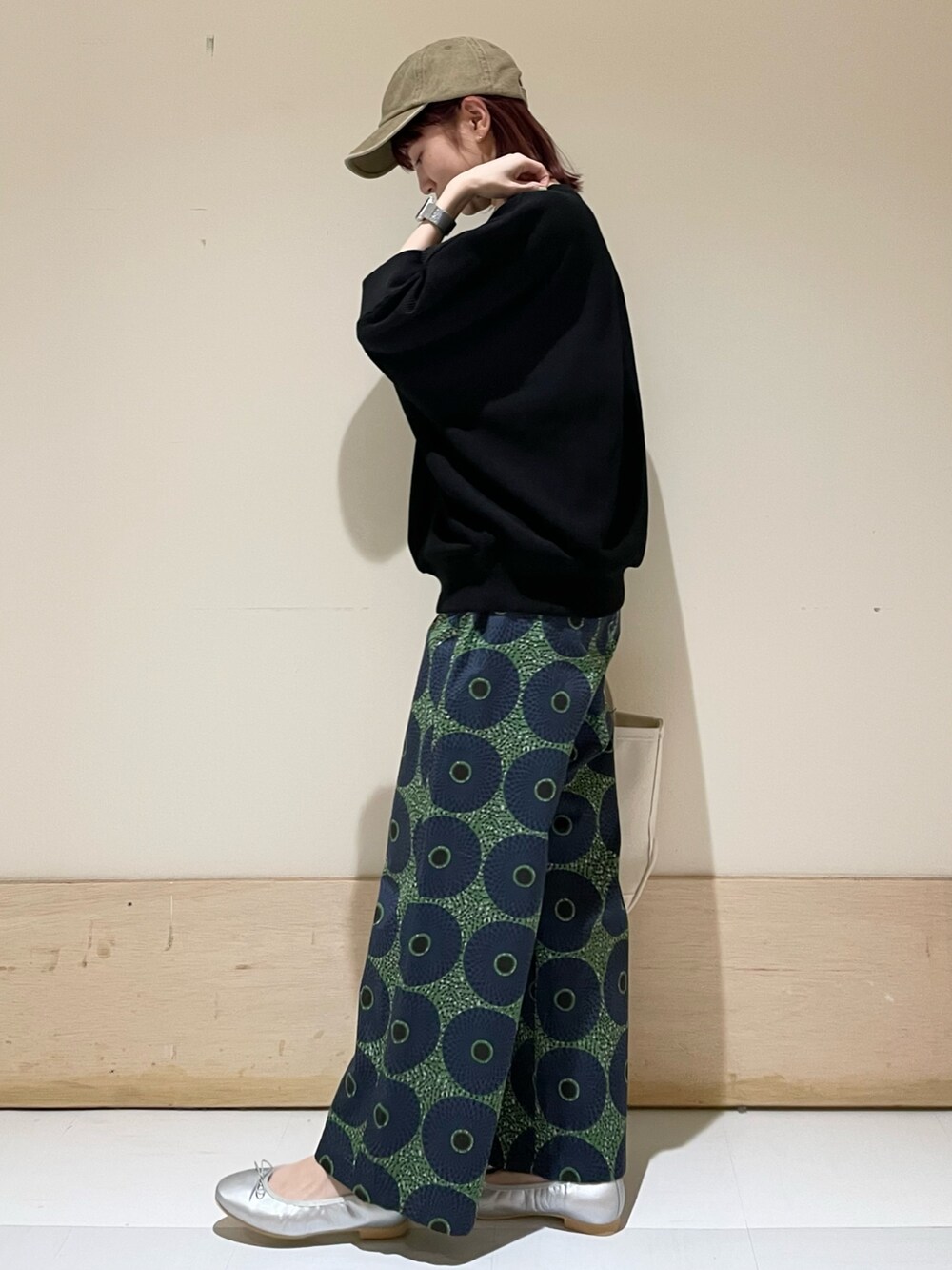 「URBAN RESEARCH DOORS、URBAN RESEARCH DOORS WOMENS、アーバンリサーチドアーズ、leglazik、柄パンツ、バレエシューズ、orcival、春コーデ、大人カジュアル、カジュアルコーデ、春服コーデ、低身長、低身長コーデ、おでかけコーデ、休日スタイル」|「URBAN RESEARCH DOORSの『WEB/一部店舗限定カラー』タックフライスワイドTシャツ(Tシャツ/カットソー、ブラック系)」を使った、ホンダ マユさん(レディース・152cm)の春コーディネートの4枚目の写真