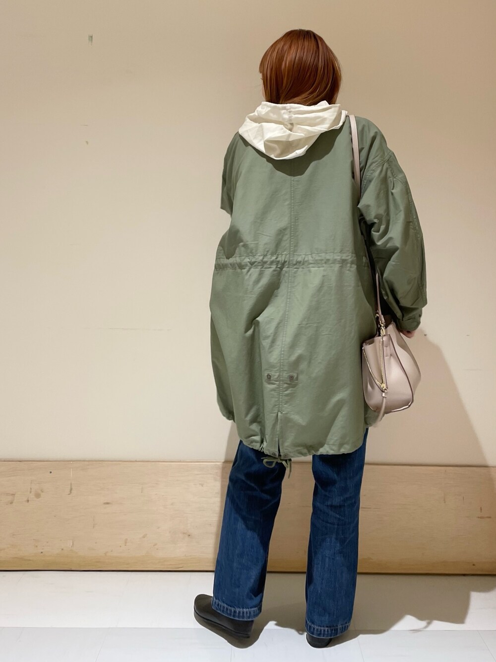 「URBAN RESEARCH DOORS、URBAN RESEARCH DOORS WOMENS、アーバンリサーチドアーズ、コットンラミー、パーカー、モッズコート、春アウター、デニム、ワイドパンツ、ワイトデニム、春服デビュー宣言、きれいめカジュアル、ビッグシルエット、休日スタイル、シンプルコーデ」|「URBAN RESEARCH DOORSのノーカラーモッズコート(モッズコート、グリーン系)」を使った、ホンダ マユさん(レディース・152cm)の春コーディネートの6枚目の写真