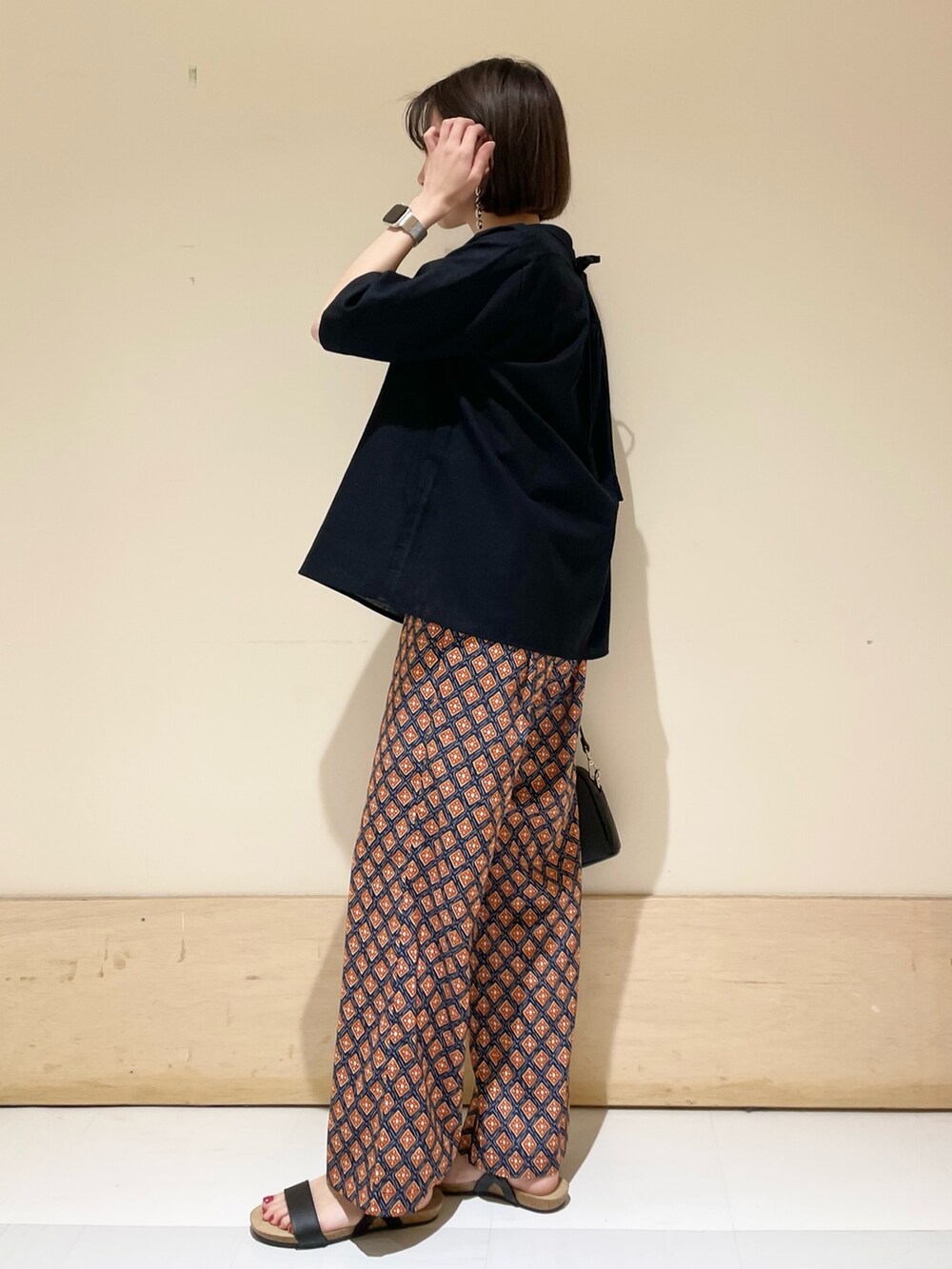 ブラック系のサンダル、ブラック系のショルダーバッグ、ブルー系のその他パンツを着用したレディースの夏コーディネートの5枚目の写真