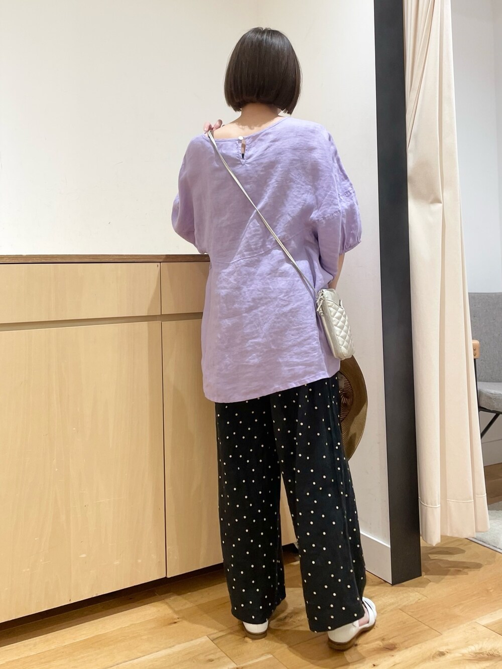 ブラック系のその他パンツ、パープル系のシャツ/ブラウス、ホワイト系のサンダルを着用したレディースの夏コーディネートの6枚目の写真