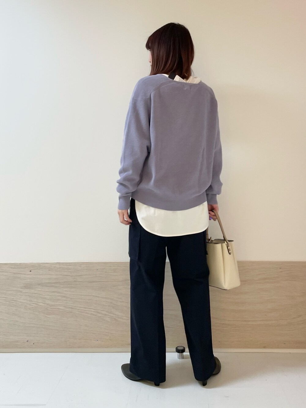 パープル系のニット/セーター、ホワイト系のTシャツ/カットソー、ブルー系のカーゴパンツを着用したレディースの春コーディネートの6枚目の写真