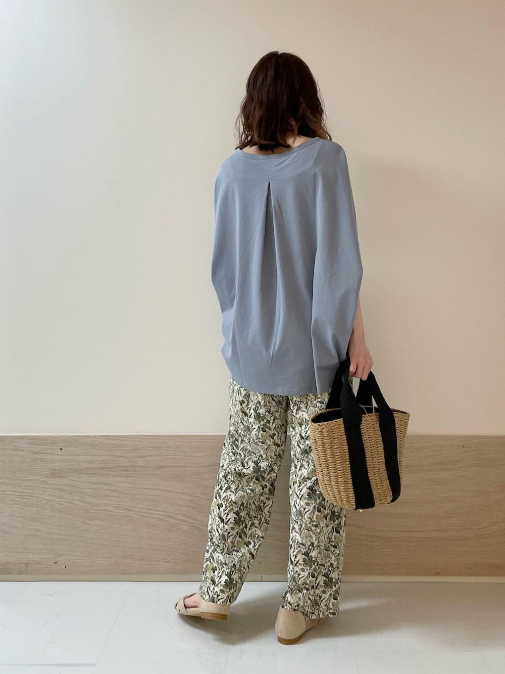 「URBAN RESEARCH DOORS、URBAN RESEARCH DOORS WOMENS、アーバンリサーチドアーズ、ブルー、花柄、花柄パンツ、フラワープリント、リラックススタイル、きれいめカジュアル、春夏コーデ、サンダル、お出かけコーデ、休日スタイル、低身長コーデ、骨格ストレート」｜「URBAN RESEARCH DOORSの『イージーケア』フラワープリントイージーパンツ（その他パンツ、ホワイト系）」を使った、ホンダ マユさん（レディース・152cm）の春コーディネートの8枚目の写真