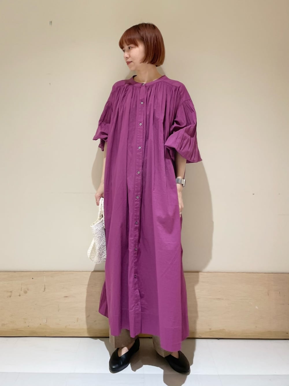 パープル系のワンピース、ブラウン系のその他パンツ、ブラック系のパンプスを着用したレディースの春コーディネートの4枚目の写真