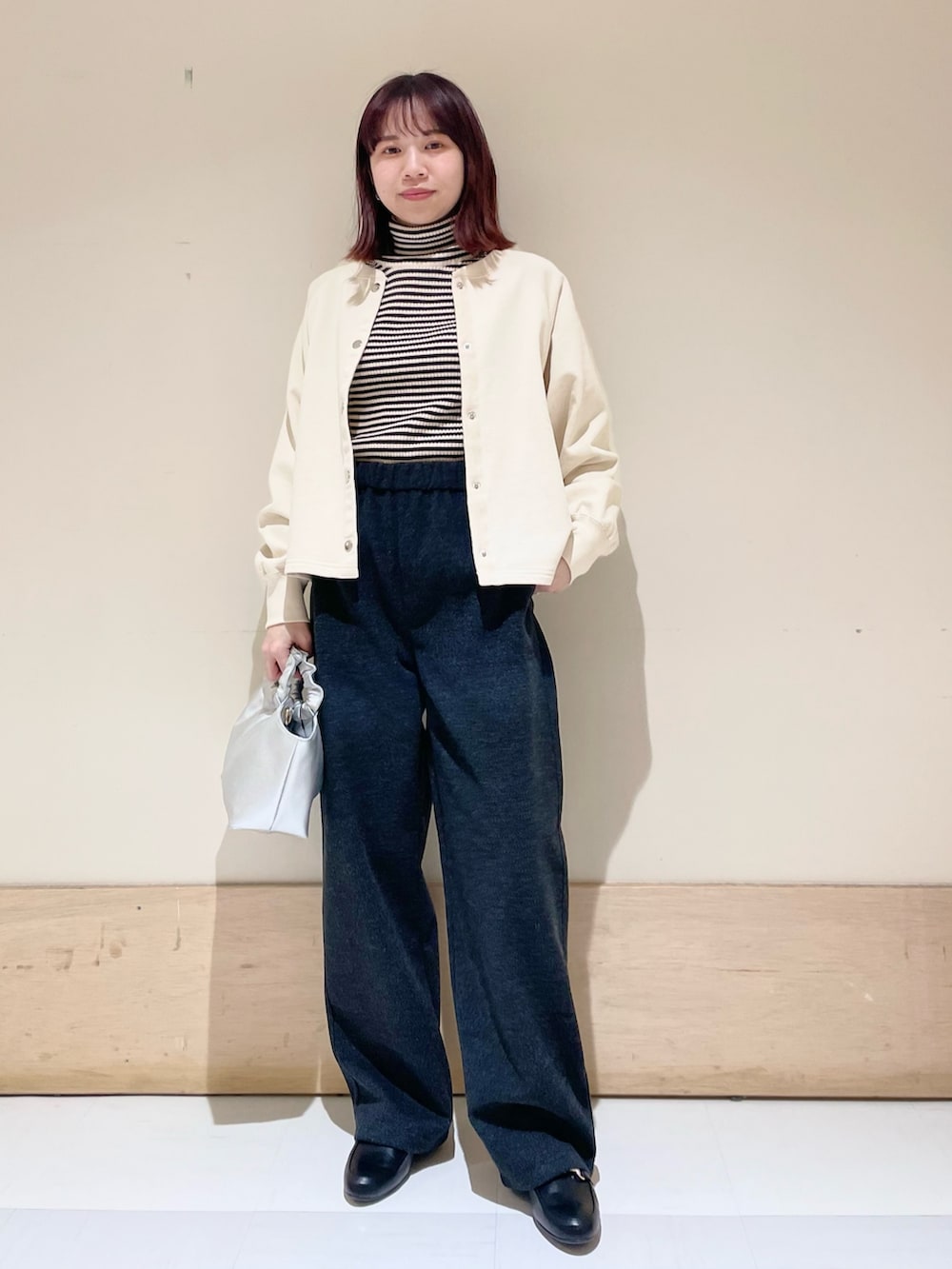 グレー系のその他パンツ、ホワイト系のニット/セーター、ホワイト系のカーディガン/ボレロを着用したレディースの冬コーディネートの2枚目の写真