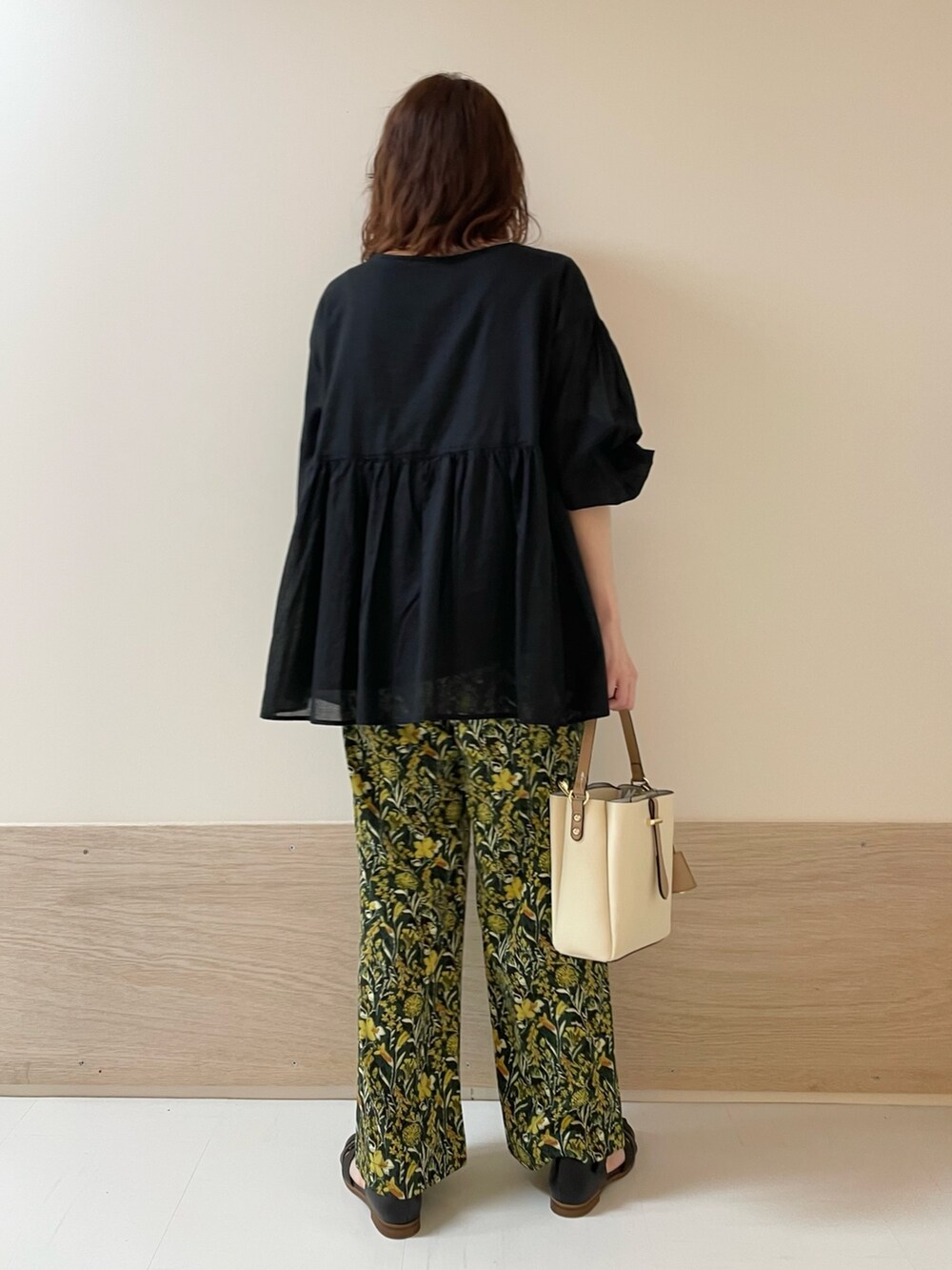 グリーン系のその他パンツ、ブラック系のシャツ/ブラウスを着用したレディースの春コーディネートの5枚目の写真