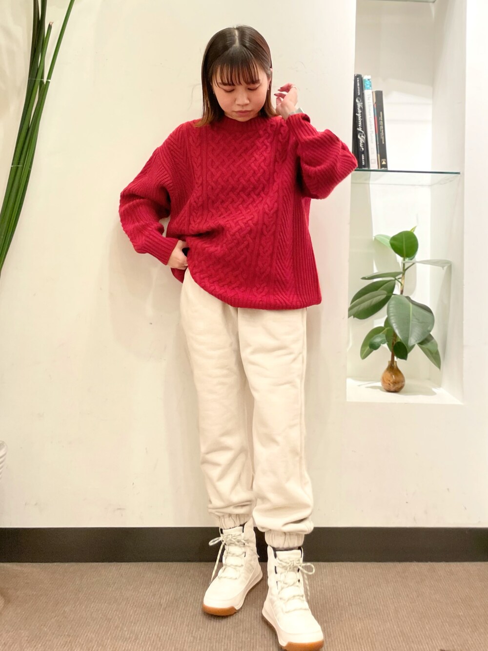 「URBAN RESEARCH DOORS、URBAN RESEARCH DOORS WOMENS、アーバンリサーチドアーズ、FORK&SPOON、FORK&SPOON WOMEN、SOREL、赤ニット、ケーブルニット、スウェットパンツ、ソレル、スノーブーツ」｜「FORK&SPOONのFORK&SPOON　ケーブルニットプルオーバー（ニット/セーター、レッド系）」を使った、ホンダ マユさん（レディース・152cm）の秋コーディネートの2枚目の写真