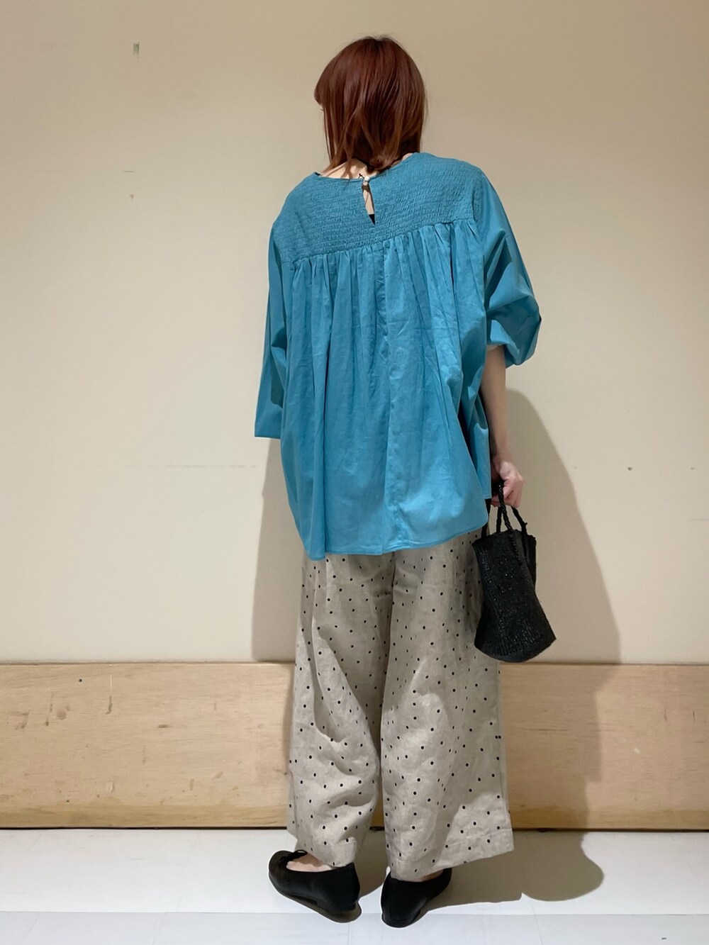 ベージュ系のその他パンツ、ブラック系のバレエシューズ、ブルー系のシャツ/ブラウスを着用したレディースの春コーディネートの8枚目の写真