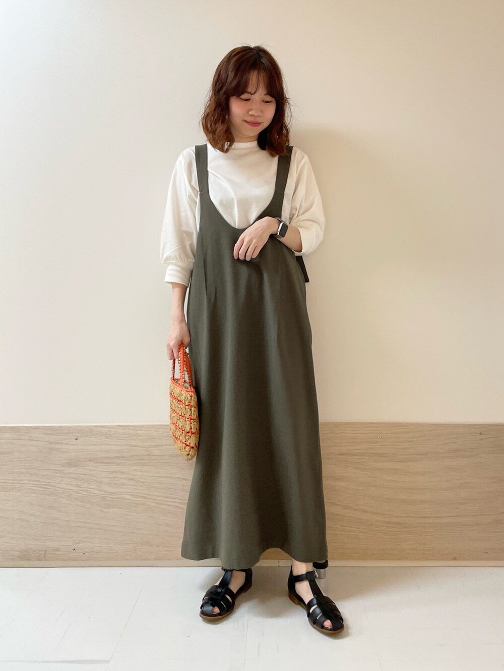 「URBAN RESEARCH DOORS、URBAN RESEARCH DOORS WOMENS、アーバンリサーチドアーズ、FORK&SPOON、ジャンスカ、ジャンパースカート、きれいめカジュアル、春夏コーデ、お出かけコーデ、休日スタイル、低身長コーデ、骨格ストレート、デートコーデ、シンプルコーデ、楽ちんコーデ」｜「FORK&SPOONのFORK&SPOON　ハイツイストコットンギャザースリーブTシャツ（Tシャツ/カットソー、ホワイト系）」を使った、ホンダ マユさん（レディース・152cm）の春コーディネートの2枚目の写真