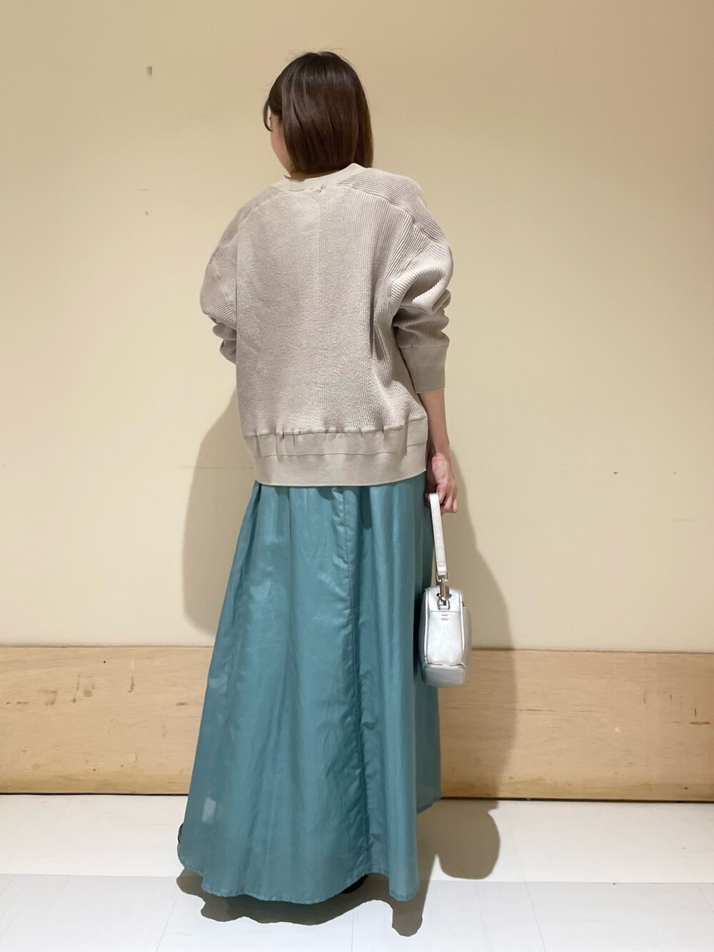 ブラック系のパンプス、シルバー系のショルダーバッグ、グレー系のカーディガン/ボレロを着用したレディースの夏コーディネートの6枚目の写真