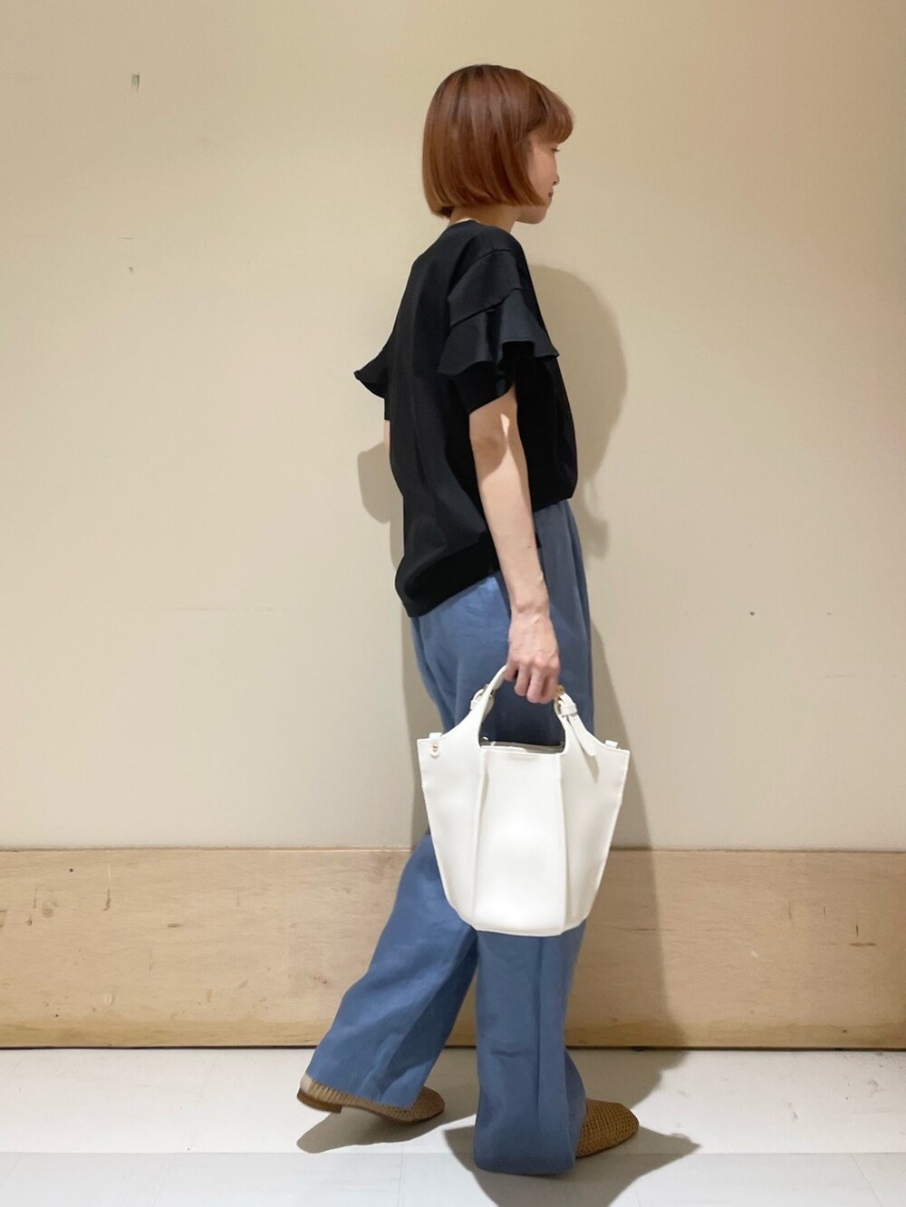 ブラック系のTシャツ/カットソー、ホワイト系のトートバッグ、ブルー系のその他パンツを着用したレディースの春コーディネートの5枚目の写真