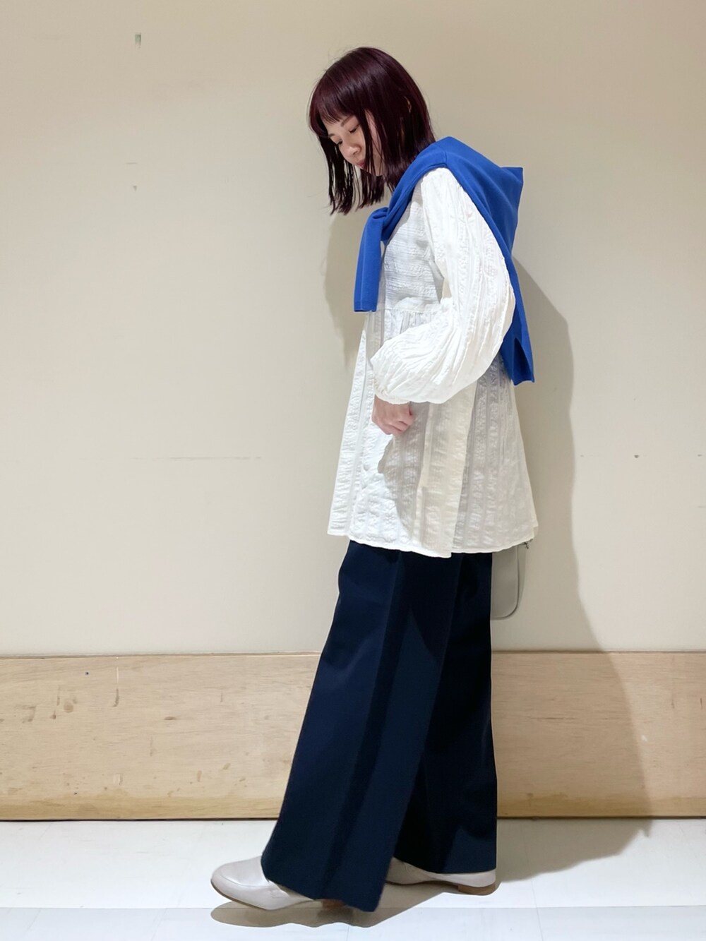 ブルー系のその他パンツ、ホワイト系のシャツ/ブラウス、ブルー系のニット/セーターを着用したレディースの春コーディネートの3枚目の写真