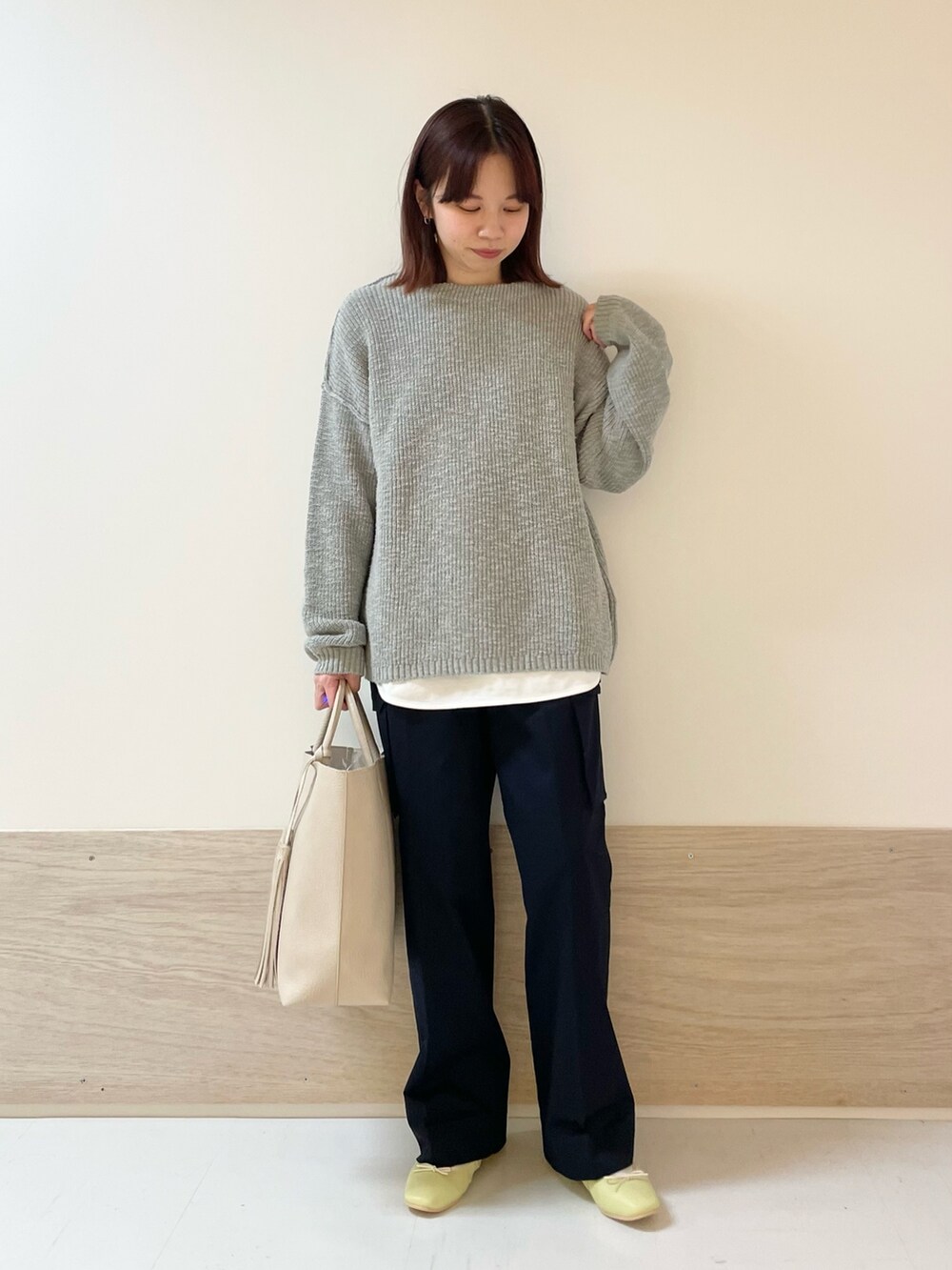 グレー系のニット/セーター、ホワイト系のTシャツ/カットソー、ブルー系のその他パンツを着用したレディースの冬コーディネートの3枚目の写真