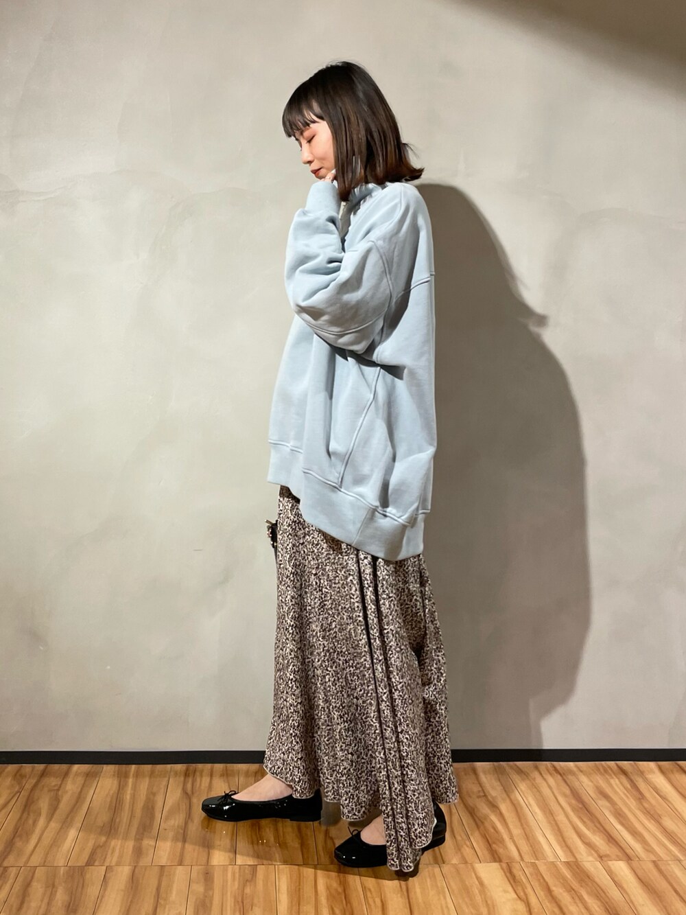 「URBAN RESEARCH DOORS WOMENS、URBAN RESEARCH DOORS、アーバンリサーチドアーズ、スウェット、タートルネック、裏起毛、裏起毛スウェット、レオパード、レオパードスカート、低身長、152cm、152cmコーデ」｜「URBAN RESEARCH DOORSのミニレオパードプリントスカート（スカート、ベージュ系）」を使った、ホンダ マユさん（レディース・152cm）の秋コーディネートの2枚目の写真