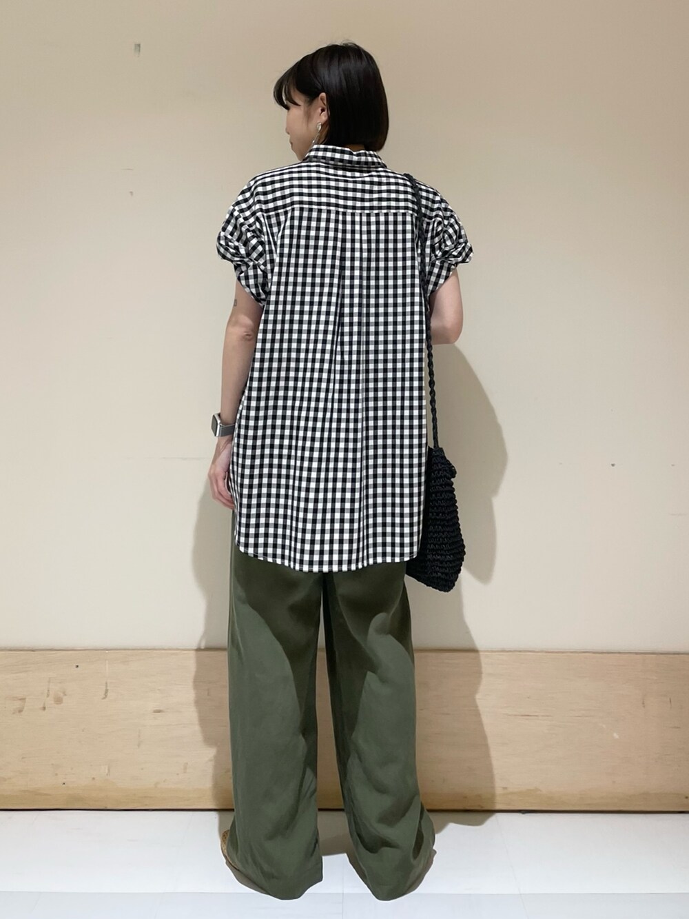 ブラック系のショルダーバッグ、ベージュ系のバレエシューズ、グリーン系のその他パンツを着用したレディースの夏コーディネートの8枚目の写真