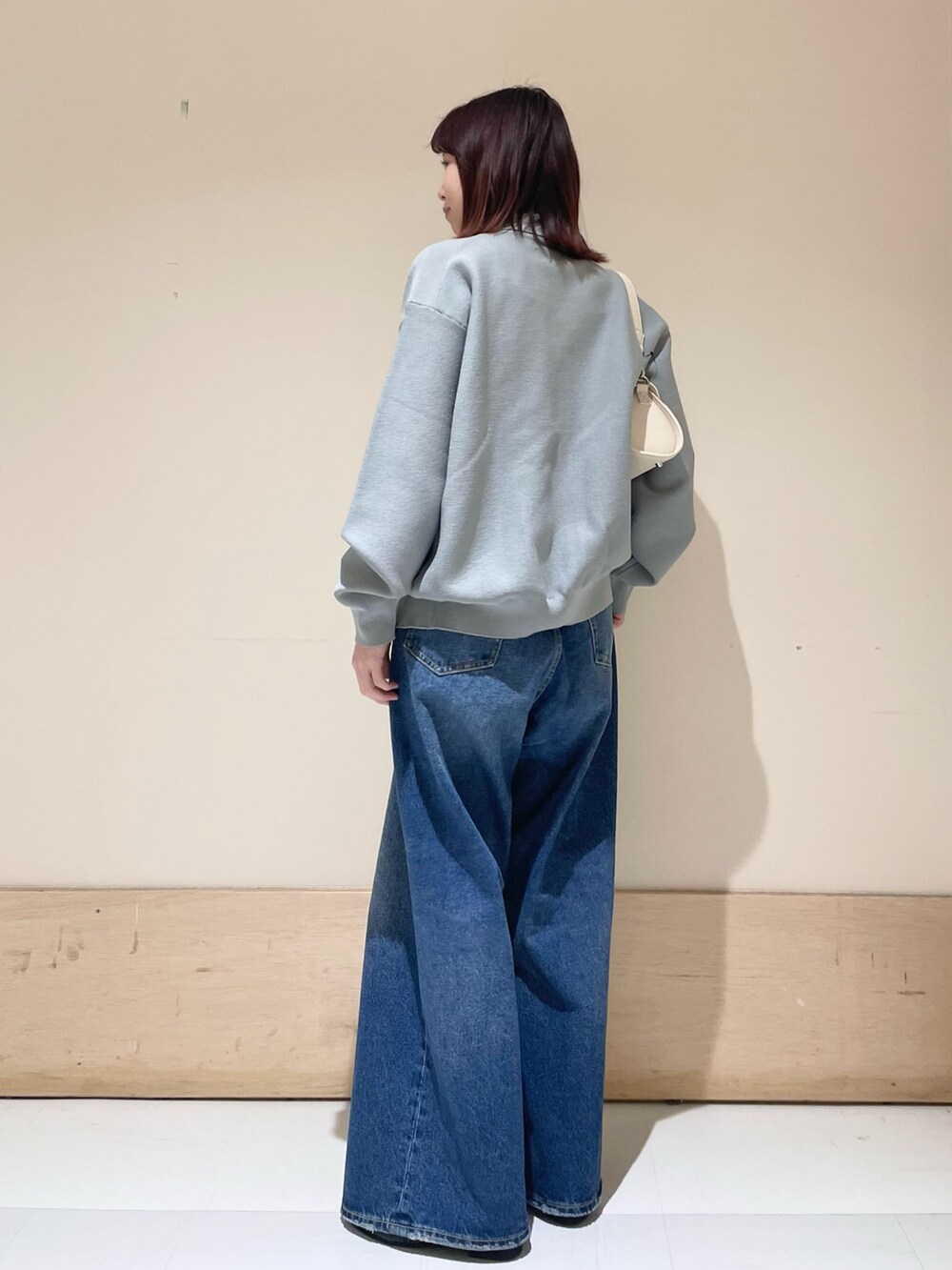 「URBAN RESEARCH DOORS、URBAN RESEARCH DOORS WOMENS、アーバンリサーチドアーズ、penneys、シャツカーディガン、デニム、ワイドデニム、バギーパンツ、カジュアル、カジュアルコーデ、大人カジュアル、くすみカラー、ブルー、低身長、骨格ストレート」|「PENNEYSの『別注』PENNEYS×DOORS THE FOX シャツカーディガン(ニット/セーター、グレー系)」を使った、ホンダ マユさん(レディース・152cm)の冬コーディネートの6枚目の写真
