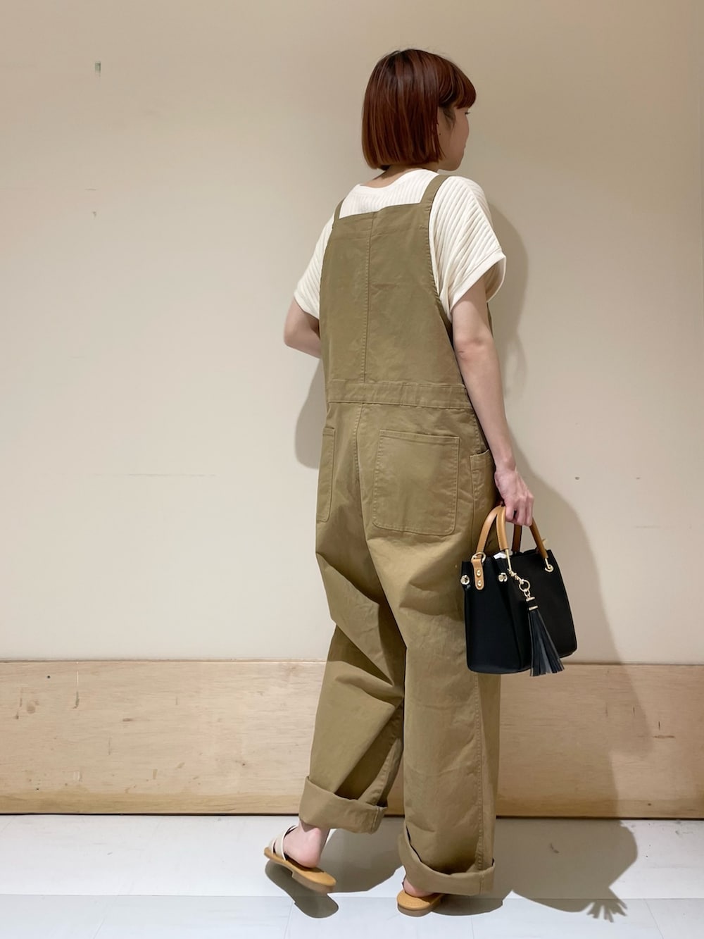 「URBAN RESEARCH DOORS、URBAN RESEARCH DOORS WOMENS、アーバンリサーチドアーズ、EKAL、サロペット、カジュアルコーデ、アウトドアスタイル、お出かけコーデ日記、春夏コーデ、初夏コーデ、休日スタイル、低身長、低身長コーデ、骨格ウェーブ、大人カジュアル」｜「EKALのエンジョイポケットサロペット（サロペット/オーバーオール、ベージュ系）」を使った、ホンダ マユさん（レディース・152cm）の春コーディネートの6枚目の写真