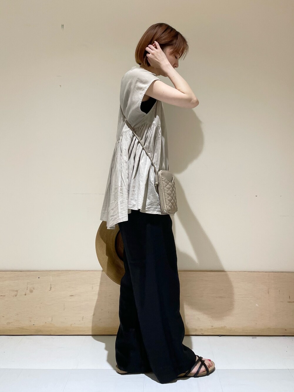 ベージュ系のシャツ/ブラウス、グレー系のショルダーバッグ、ブラック系のその他パンツを着用したレディースの夏コーディネートの5枚目の写真