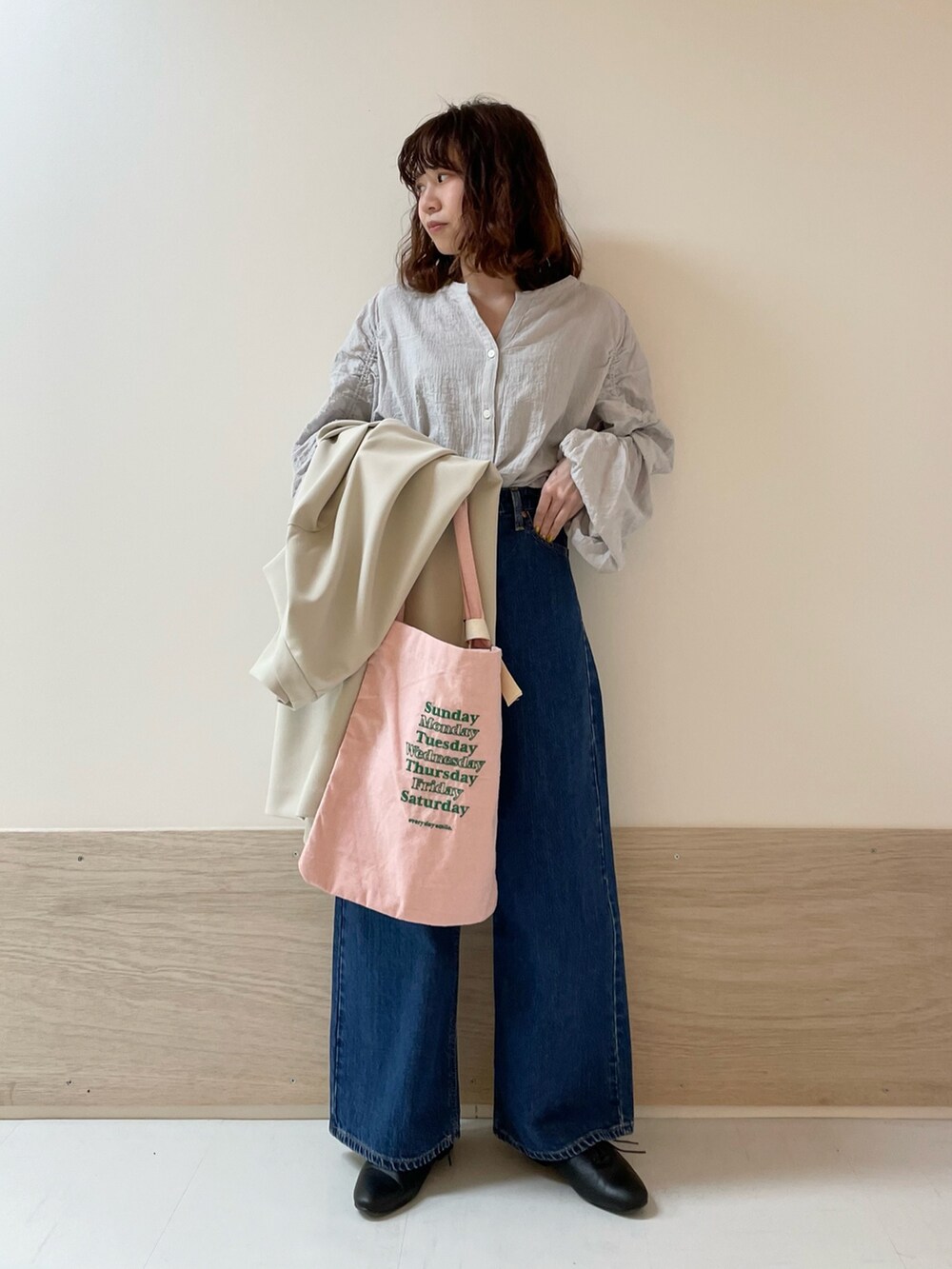 ブルー系のその他パンツ、ピンク系のトートバッグ、グレー系のシャツ/ブラウスを着用したレディースの春コーディネートの7枚目の写真