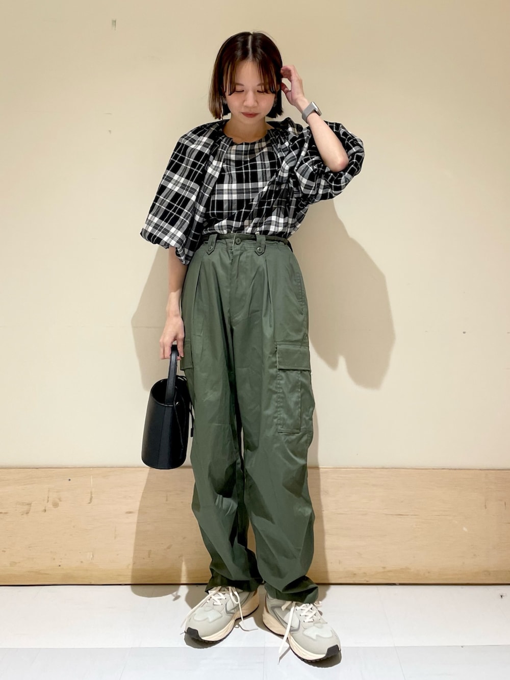 グレー系のスニーカー、グリーン系のその他パンツ、ブラック系のシャツ/ブラウスを着用したレディースの夏コーディネートの2枚目の写真