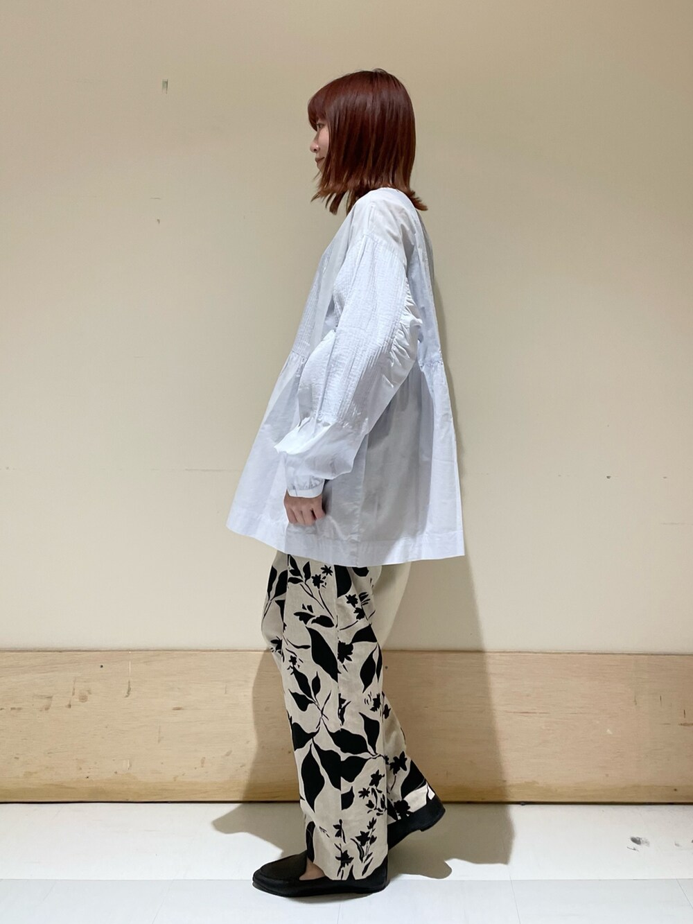 「URBAN RESEARCH DOORS、URBAN RESEARCH DOORS WOMENS、アーバンリサーチドアーズ、かぐれ、ピンタック、ピンタックシャツ、シャツスタイル、花柄、休日スタイル、ビッグシルエット、シンプルコーデ、淡色コーデ、大人カジュアル、楽チンコーデ、低身長」|「かぐれのピンタック2WAYブラウス(Tシャツ/カットソー、ブルー系)」を使った、ホンダ マユさん(レディース・152cm)の春コーディネートの5枚目の写真