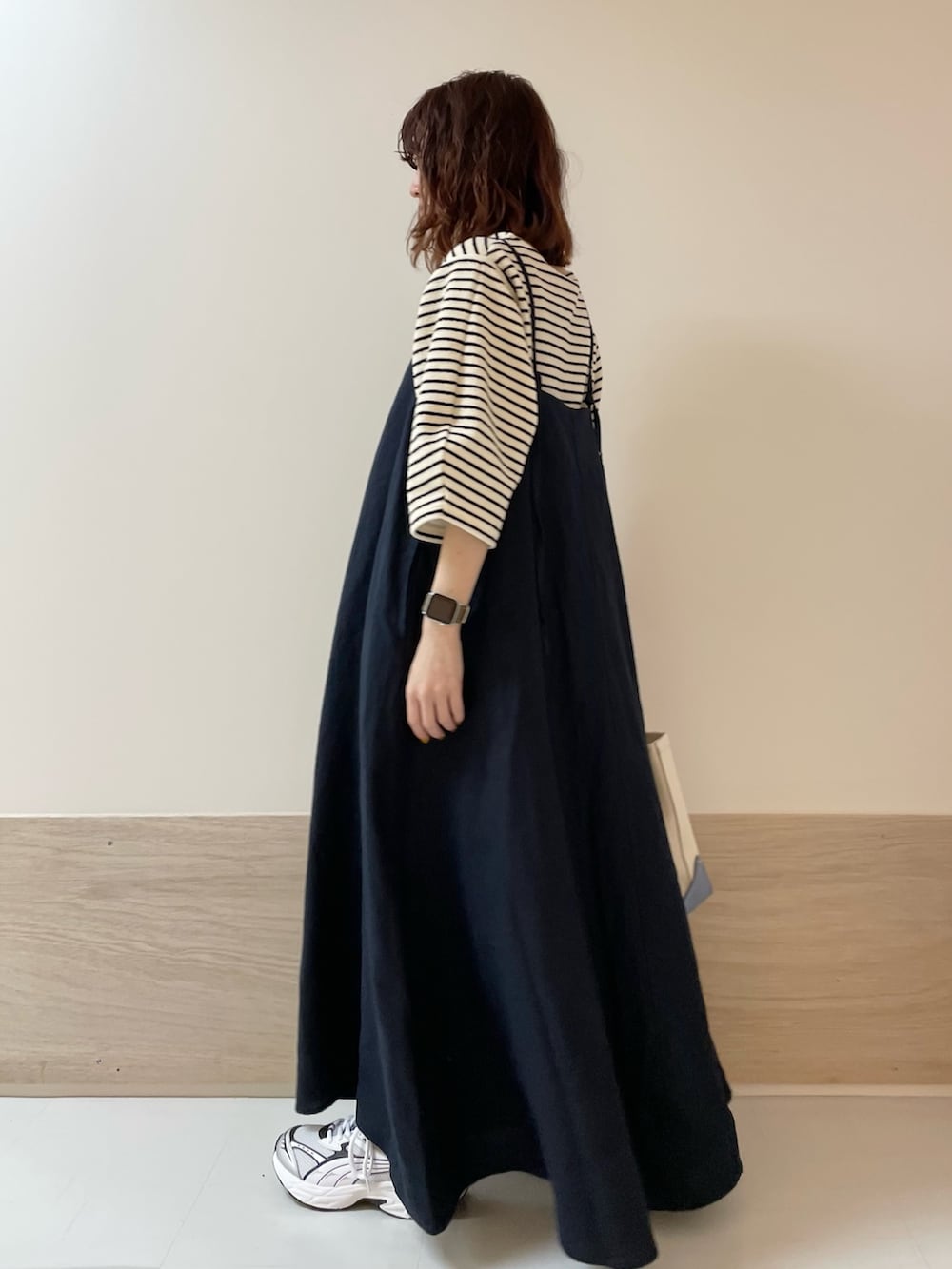 ホワイト系のTシャツ/カットソー、ブルー系のワンピースを着用したレディースの春コーディネートの4枚目の写真