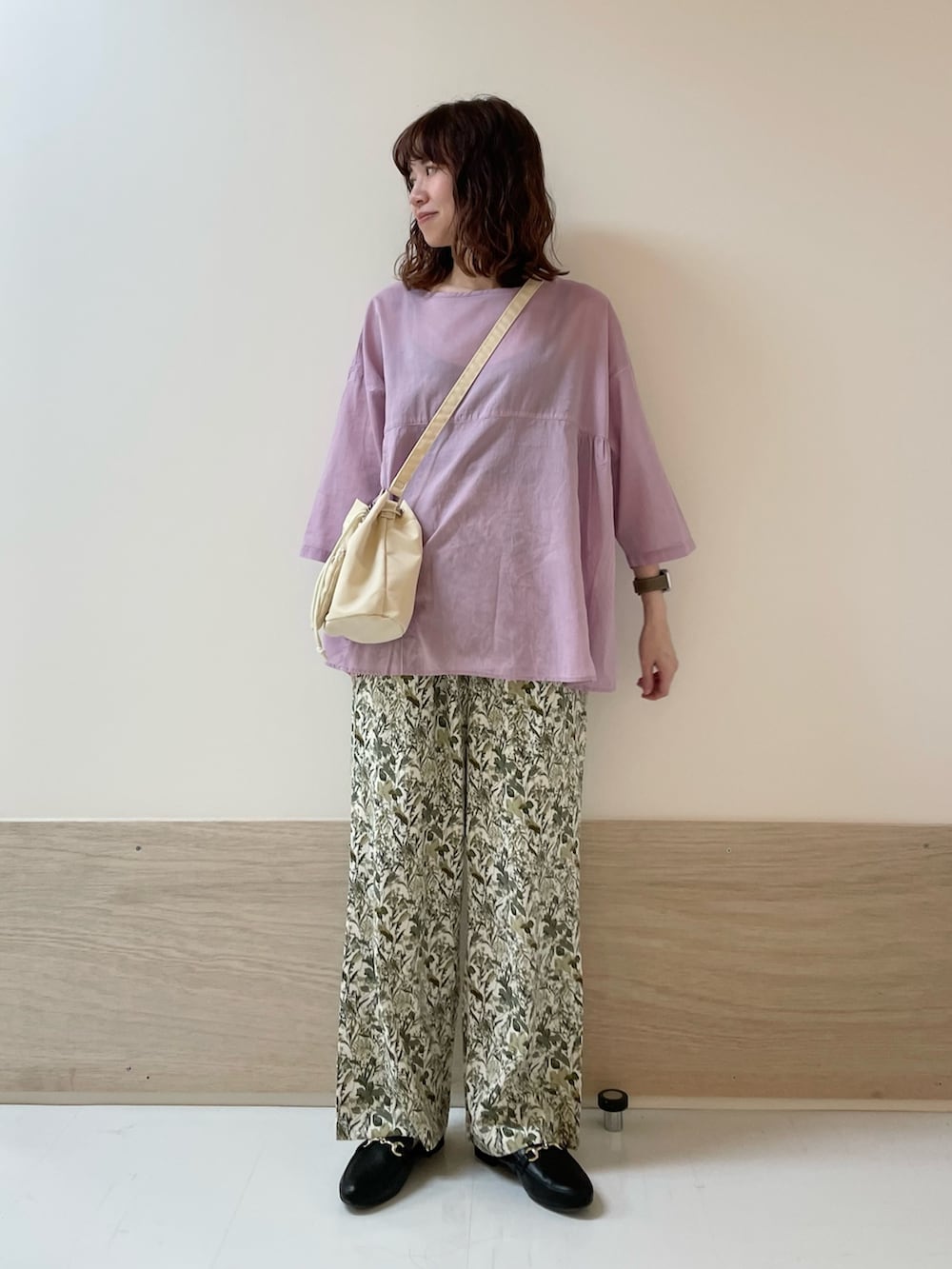 「URBAN RESEARCH DOORS、URBAN RESEARCH DOORS WOMENS、アーバンリサーチドアーズ、ピンク、花柄、花柄パンツ、イージーパンツ、きれいめカジュアル、デートコーデ、春夏コーデ、ローファー、夏コーデ、低身長コーデ、骨格スタイル、お出掛けコーデ」|「URBAN RESEARCH DOORSの『イージーケア』フラワープリントイージーパンツ(その他パンツ、ホワイト系)」を使った、ホンダ マユさん(レディース・152cm)の夏コーディネートの2枚目の写真