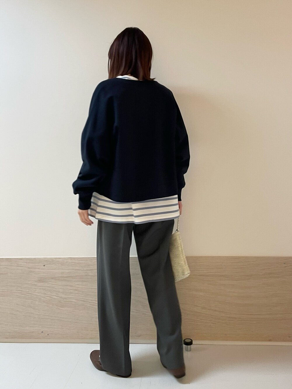 ブルー系のTシャツ/カットソー、ブルー系のカーディガン/ボレロ、ホワイト系のショルダーバッグを着用したレディースの春コーディネートの6枚目の写真