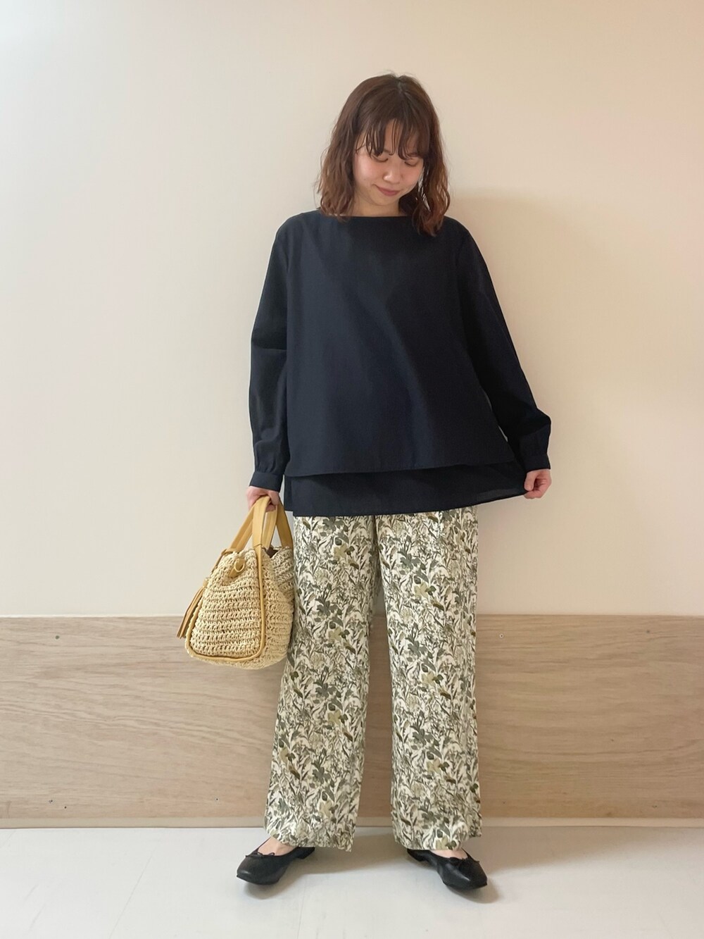 ブルー系のシャツ/ブラウス、ブラック系のバレエシューズ、ホワイト系のその他パンツを着用したレディースの春コーディネートの2枚目の写真