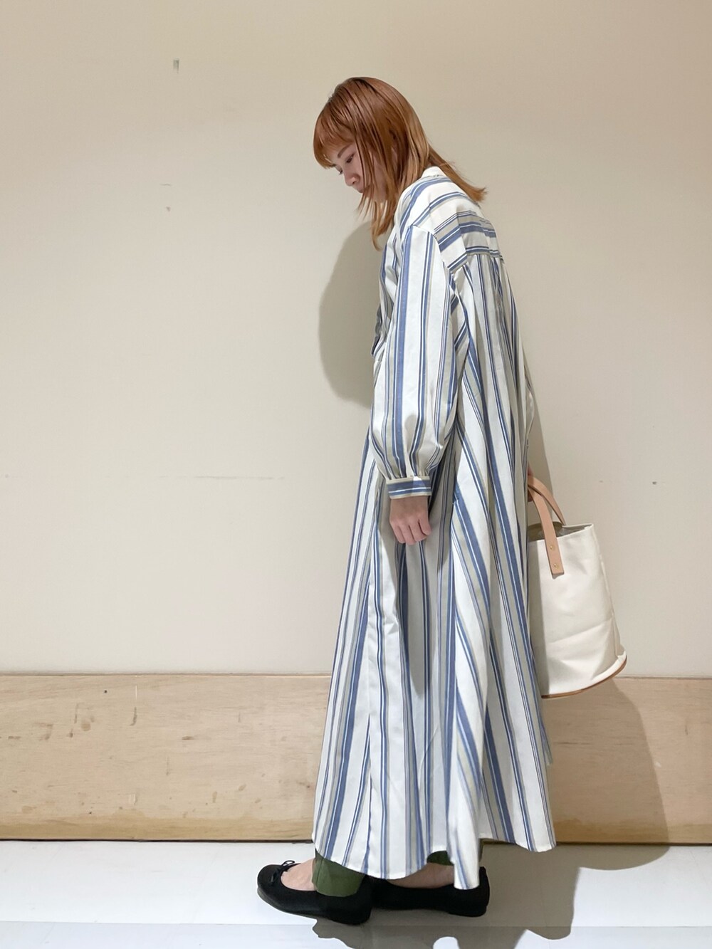 ブルー系のワンピース、ホワイト系のトートバッグ、グリーン系のその他パンツを着用したレディースの春コーディネートの7枚目の写真