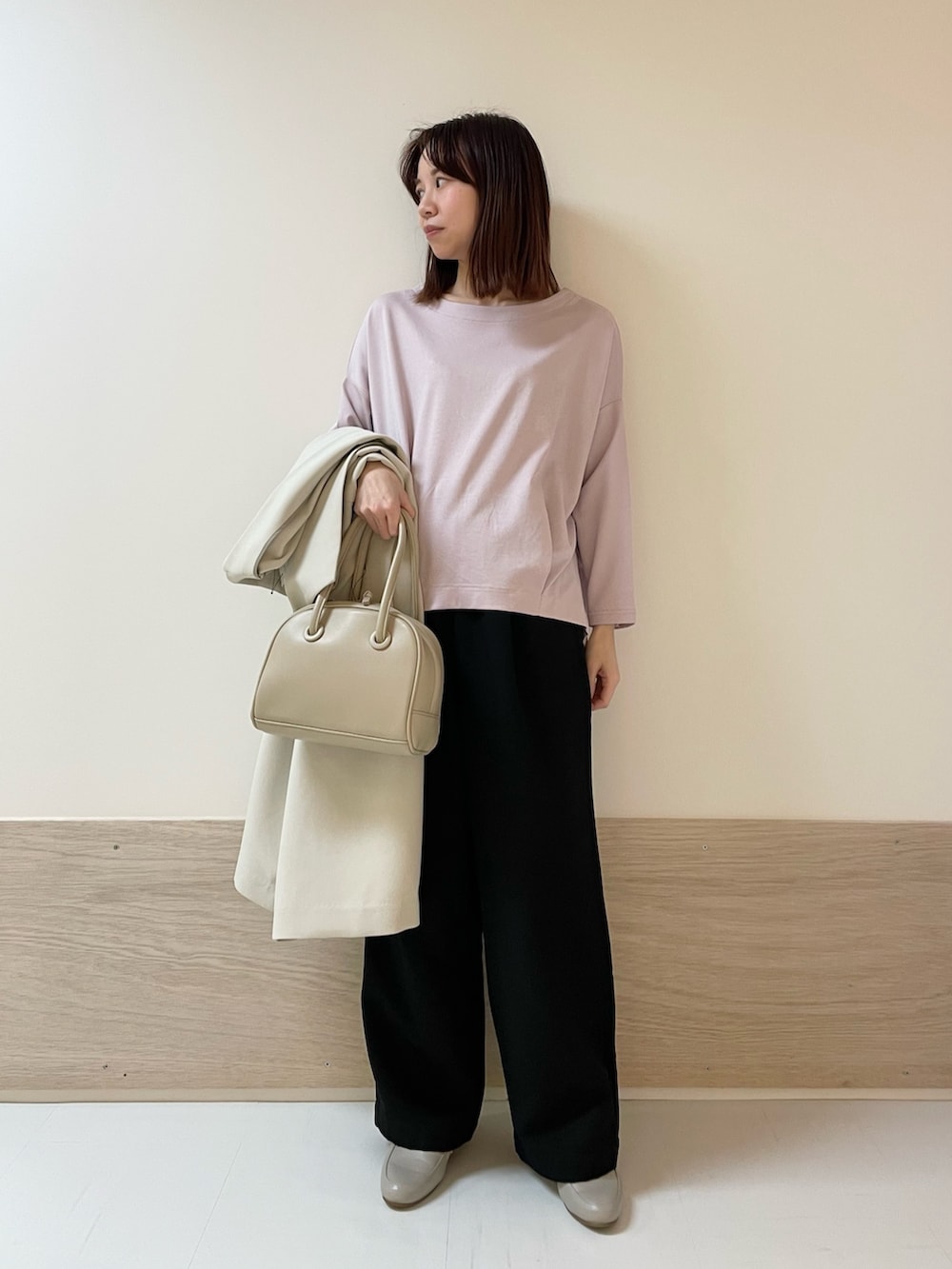 ピンク系のTシャツ/カットソー、グレー系のその他アウター、ベージュ系のボストンバッグを着用したレディースの春コーディネートの8枚目の写真