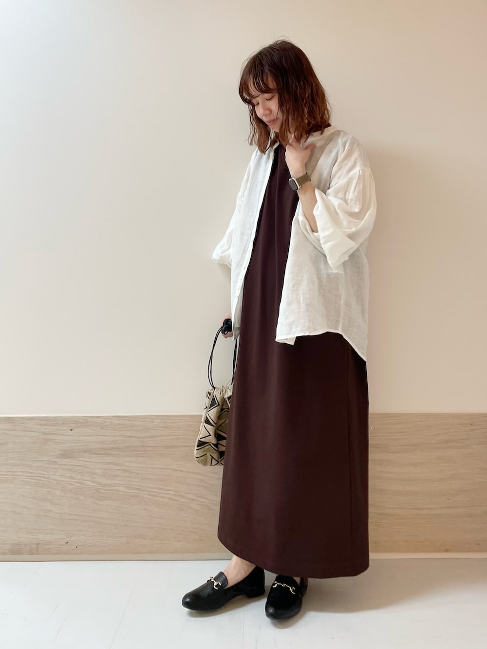 「URBAN RESEARCH DOORS、URBAN RESEARCH DOORS WOMENS、アーバンリサーチドアーズ、EKAL、タンクトップワンピース、ワンピース、ドライタッチ、リネン、リネンシャツ、大人カジュアル、お出かけコーデ、きれいめカジュアル、春夏コーデ、低身長、骨格ストレート」｜「URBAN RESEARCH DOORSのリネンタックボリュームスリーブブラウス（シャツ/ブラウス、ホワイト系）」を使った、ホンダ マユさん（レディース・152cm）の春コーディネートの2枚目の写真