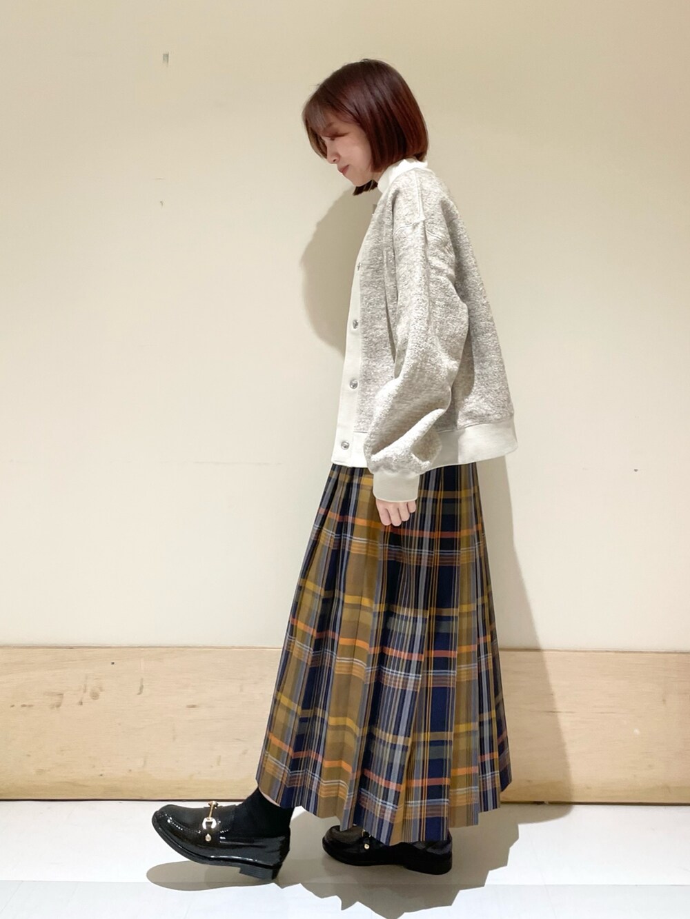 ホワイト系のTシャツ/カットソー、ブラック系のショルダーバッグ、ブラック系のレインシューズを着用したレディースの秋コーディネートの5枚目の写真