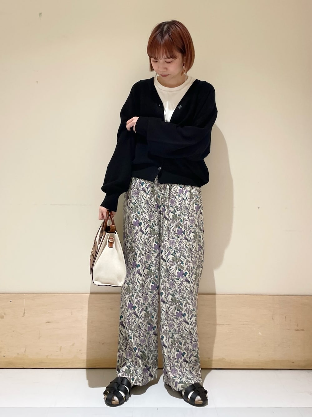 パープル系のその他パンツ、ブラック系のニット/セーター、ホワイト系のタンクトップを着用したレディースの春コーディネートの2枚目の写真