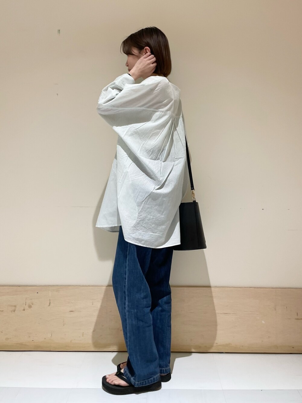 グリーン系のシャツ/ブラウス、ブルー系のデニムパンツ、ブラック系のサンダルを着用したレディースの夏コーディネートの4枚目の写真