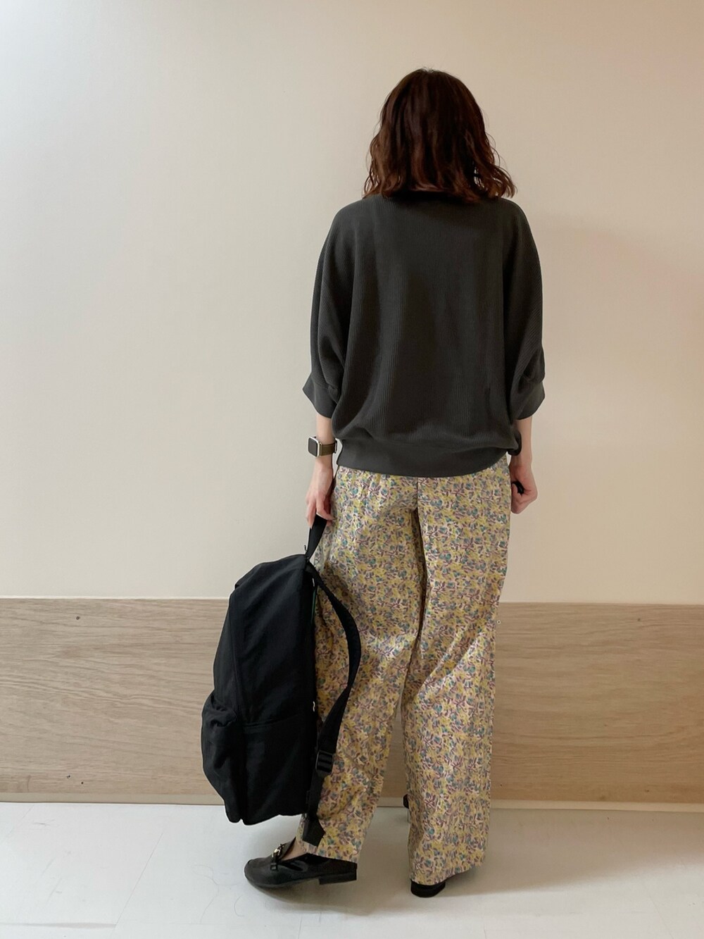 「URBAN RESEARCH DOORS、URBAN RESEARCH DOORS WOMENS、アーバンリサーチドアーズ、かぐれ、リバティ、イージーパンツ、春夏コーデ、きれいめカジュアル、お出かけコーデ、休日スタイル、低身長、低身長コーデ、骨格ストレート、シンプルコーデ、楽チンコーデ」｜「URBAN RESEARCH DOORSのウォッシャブルマルチ収納リュック（バックパック/リュック、ブラック系）」を使った、ホンダ マユさん（レディース・152cm）の春コーディネートの8枚目の写真