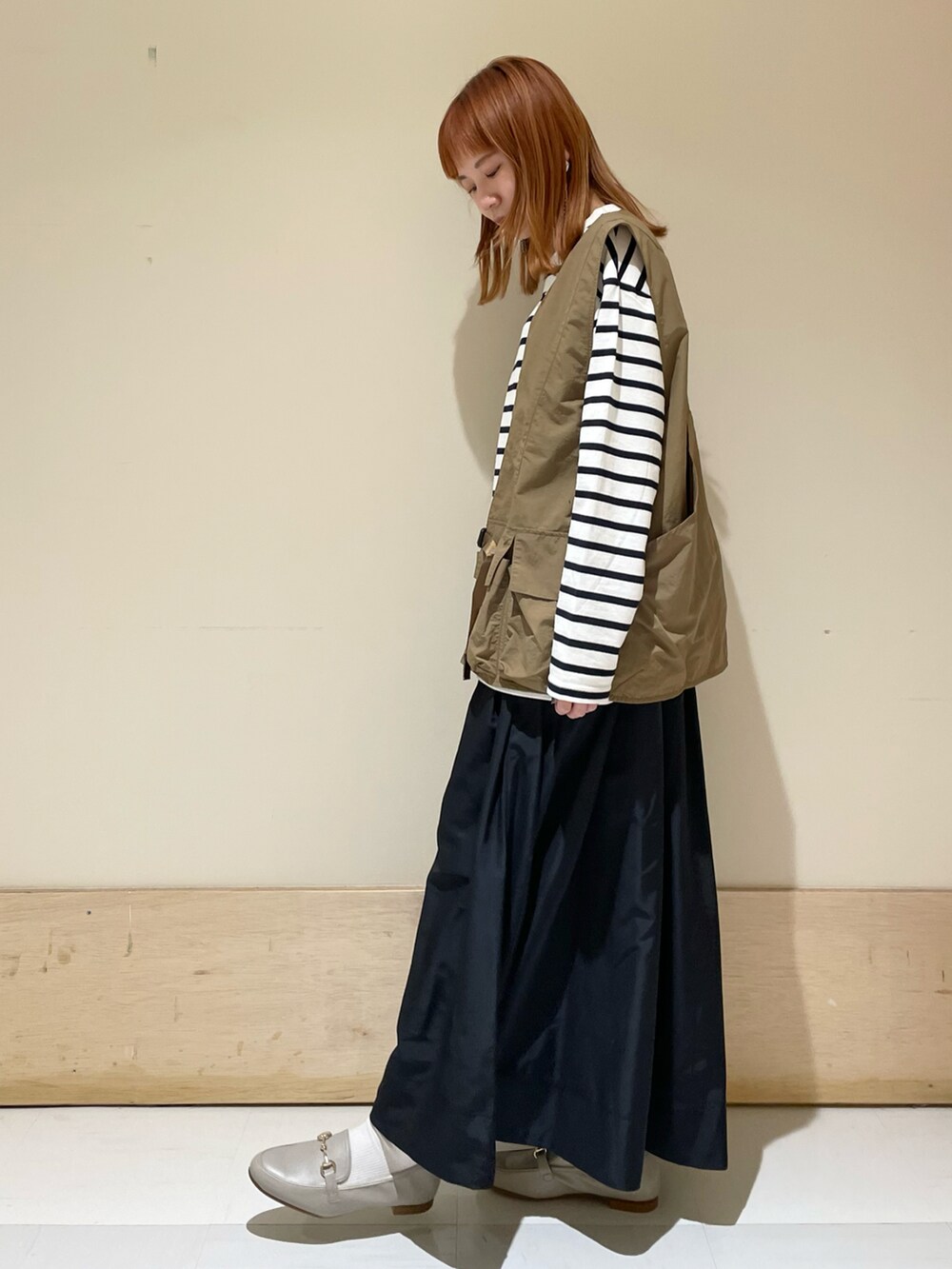 ブルー系のスカート、ブルー系のTシャツ/カットソー、ベージュ系のショルダーバッグを着用したレディースの春コーディネートの4枚目の写真