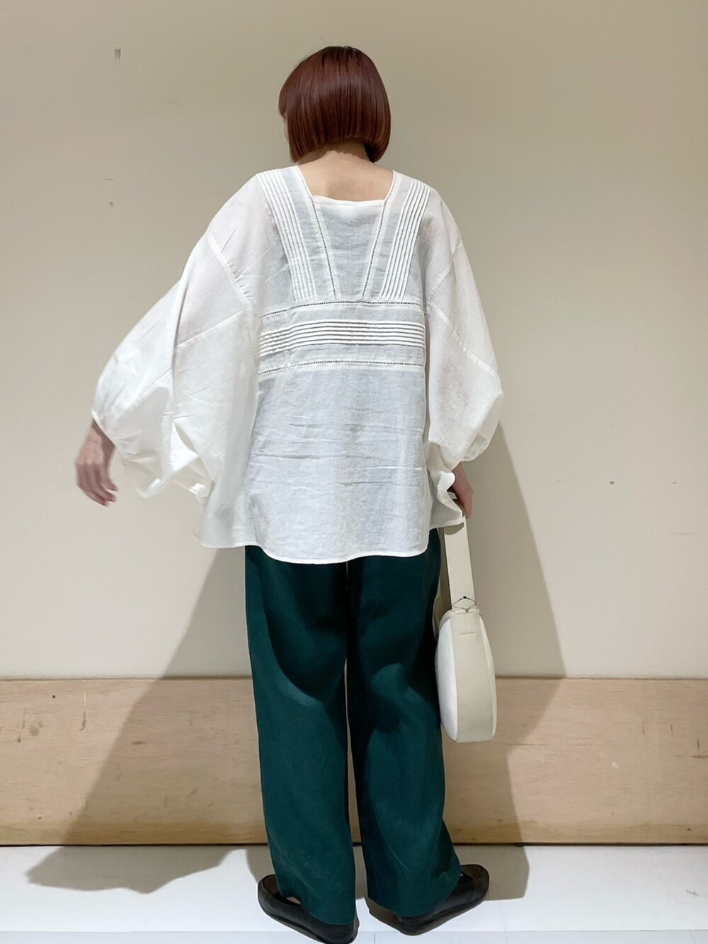 「URBAN RESEARCH DOORS、URBAN RESEARCH DOORS WOMENS、アーバンリサーチドアーズ、レース、レースブラウス、リネンパンツ、イージーパンツ、休日スタイル、リラックススタイル、シンプルコーデ、ビッグシルエット、低身長、低身長コーデ、カジュアルコーデ、お出かけコーデ」｜「URBAN RESEARCH DOORSのリネンツイルイージーパンツ（その他パンツ、グリーン系）」を使った、ホンダ マユさん（レディース・152cm）の春コーディネートの6枚目の写真