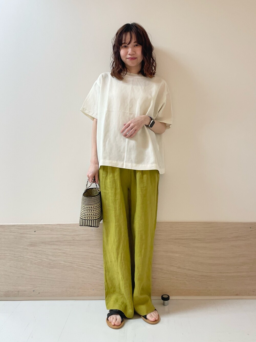 「URBAN RESEARCH DOORS、URBAN RESEARCH DOORS WOMENS、アーバンリサーチドアーズ、リネン、夏だ！Tシャツ着よう！、リネンパンツ、イージーパンツ、黄色、マスタード、リラックススタイル、夏コーデ、きれいめカジュアル、シンプルコーデ、お出かけコーデ、低身長コーデ」｜「URBAN RESEARCH DOORSのカッティングサンダル（サンダル、ブラック系）」を使った、ホンダ マユさん（レディース・152cm）の夏コーディネートの4枚目の写真
