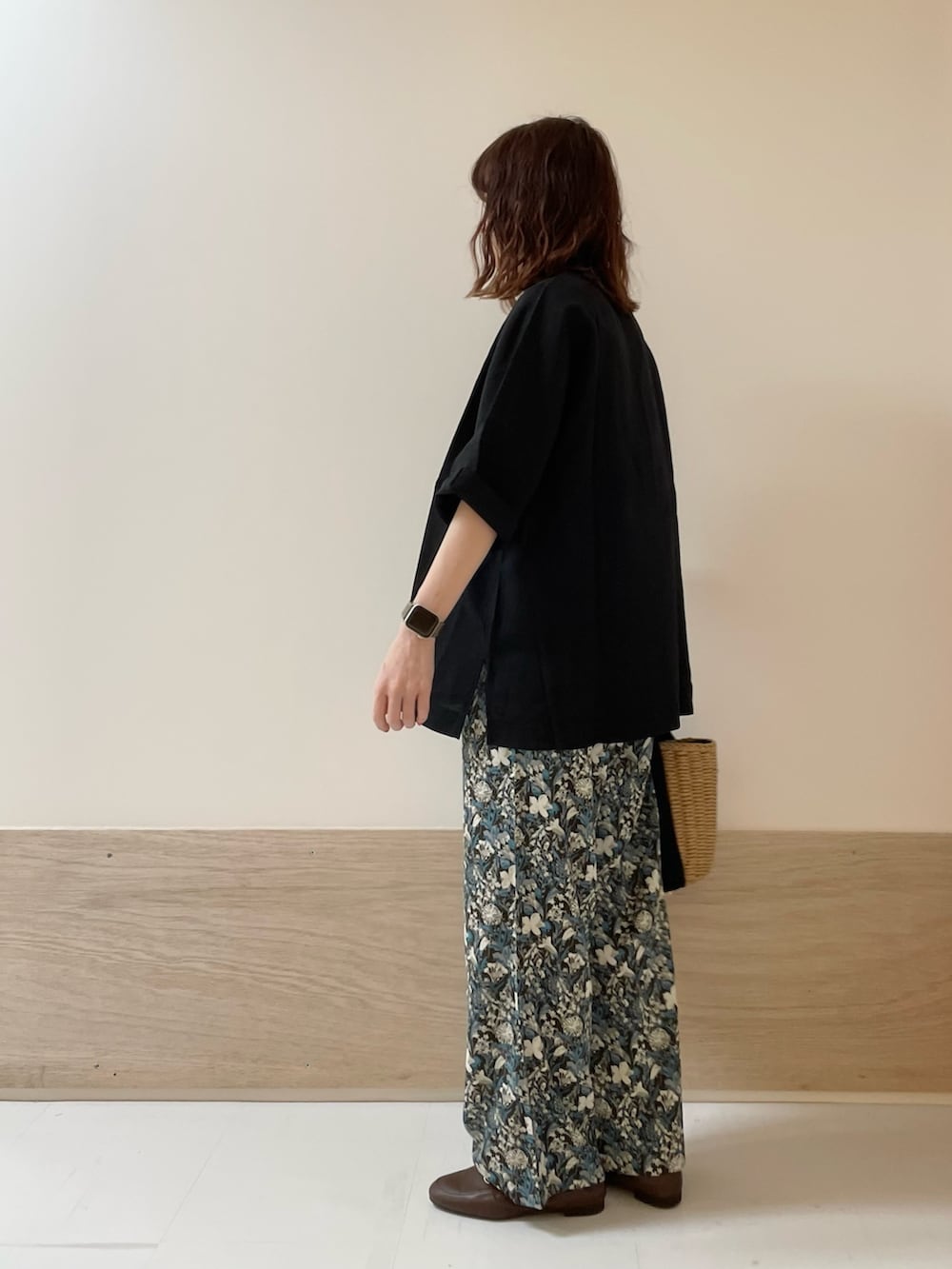 「URBAN RESEARCH DOORS、URBAN RESEARCH DOORS WOMENS、アーバンリサーチドアーズ、リネン、リネンブラウス、花柄、花柄パンツ、イージーパンツ、きれいめカジュアル、シンプルコーデ、春夏コーデ、お出かけコーデ、休日スタイル、骨格ストレート、低身長コーデ」｜「FORK&SPOONのFORK&SPOON　リネン混ショートスリーブプルオーバー（Tシャツ/カットソー、ブラック系）」を使った、ホンダ マユさん（レディース・152cm）の春コーディネートの5枚目の写真