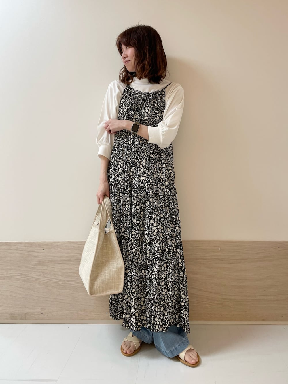 「URBAN RESEARCH DOORS、URBAN RESEARCH DOORS WOMENS、アーバンリサーチドアーズ、キャミワンピ、花柄、フラワープリント、レイヤードスタイル、お出かけコーデ、休日スタイル、春夏コーデ、きれいめカジュアル、デニム、低身長コーデ、骨格ストレート、デートコーデ」｜「URBAN RESEARCH DOORSのリトルフラワープリーツキャミワンピース（ワンピース、ブラック系）」を使った、ホンダ マユさん（レディース・152cm）の春コーディネートの2枚目の写真