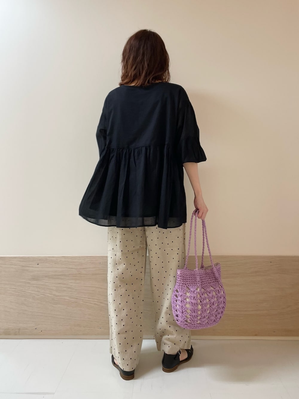 「URBAN RESEARCH DOORS、URBAN RESEARCH DOORS WOMENS、アーバンリサーチドアーズ、ブラウス、ドット、モノトーン、お出かけコーデ、休日スタイル、デートコーデ、きれいめカジュアル、大人カジュアル、春夏コーデ、ペーパーバッグ、低身長、骨格ストレート」｜「URBAN RESEARCH DOORSのコットンボイル2WAYブラウス（シャツ/ブラウス、ブラック系）」を使った、ホンダ マユさん（レディース・152cm）の春コーディネートの6枚目の写真