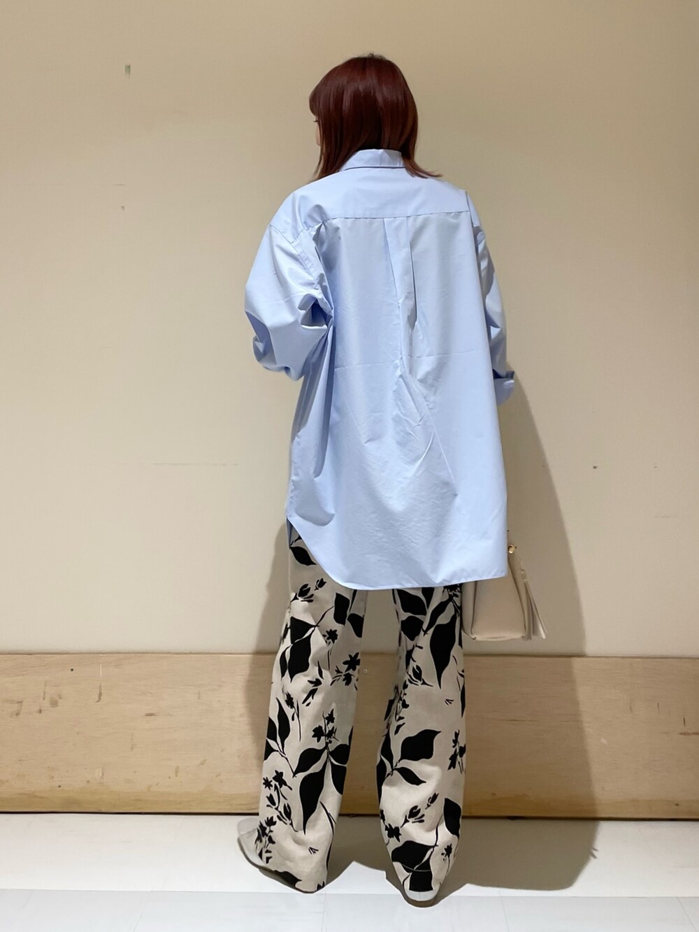 ベージュ系のその他パンツ、シルバー系のバレエシューズ、ホワイト系のトートバッグを着用したレディースの春コーディネートの7枚目の写真